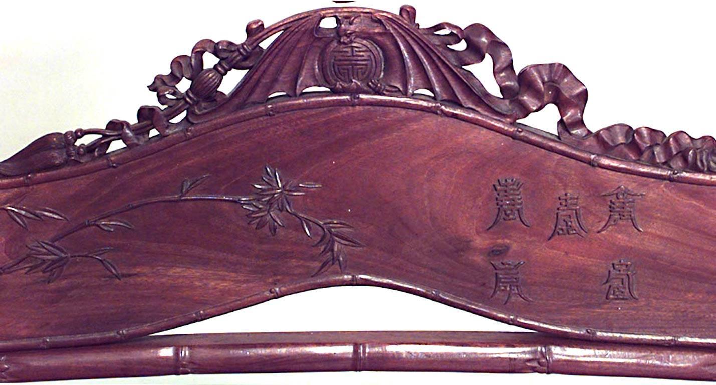 Causeuse de style Régence (19/20e siècle) en bois de rose sculpté en faux bambou avec dossier ouvert et sculpté en filigrane (voir aussi la paire de fauteuils assortis : 012351)
