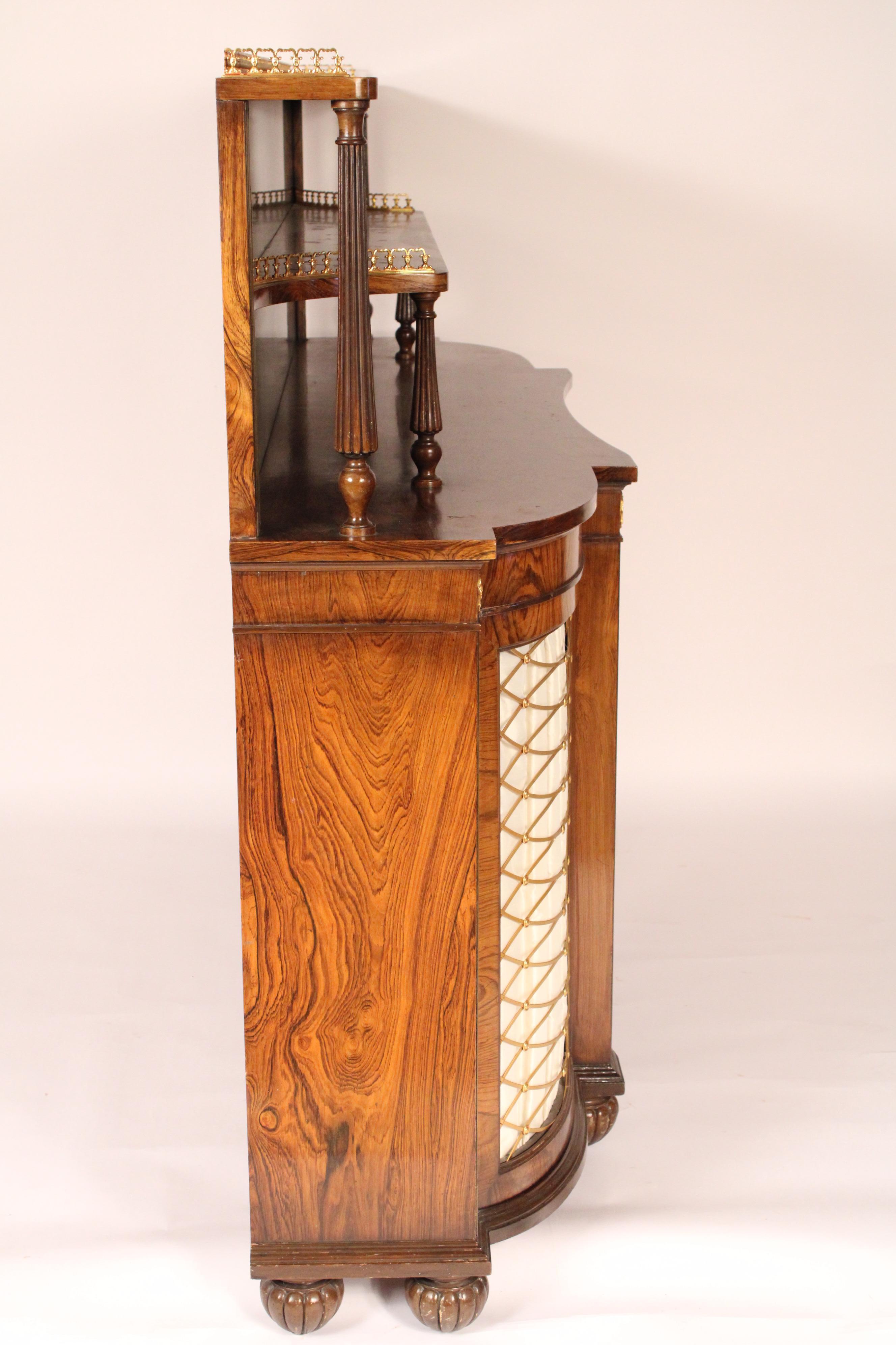 Metà XX secolo Credenza in palissandro in stile Regency inglese in vendita