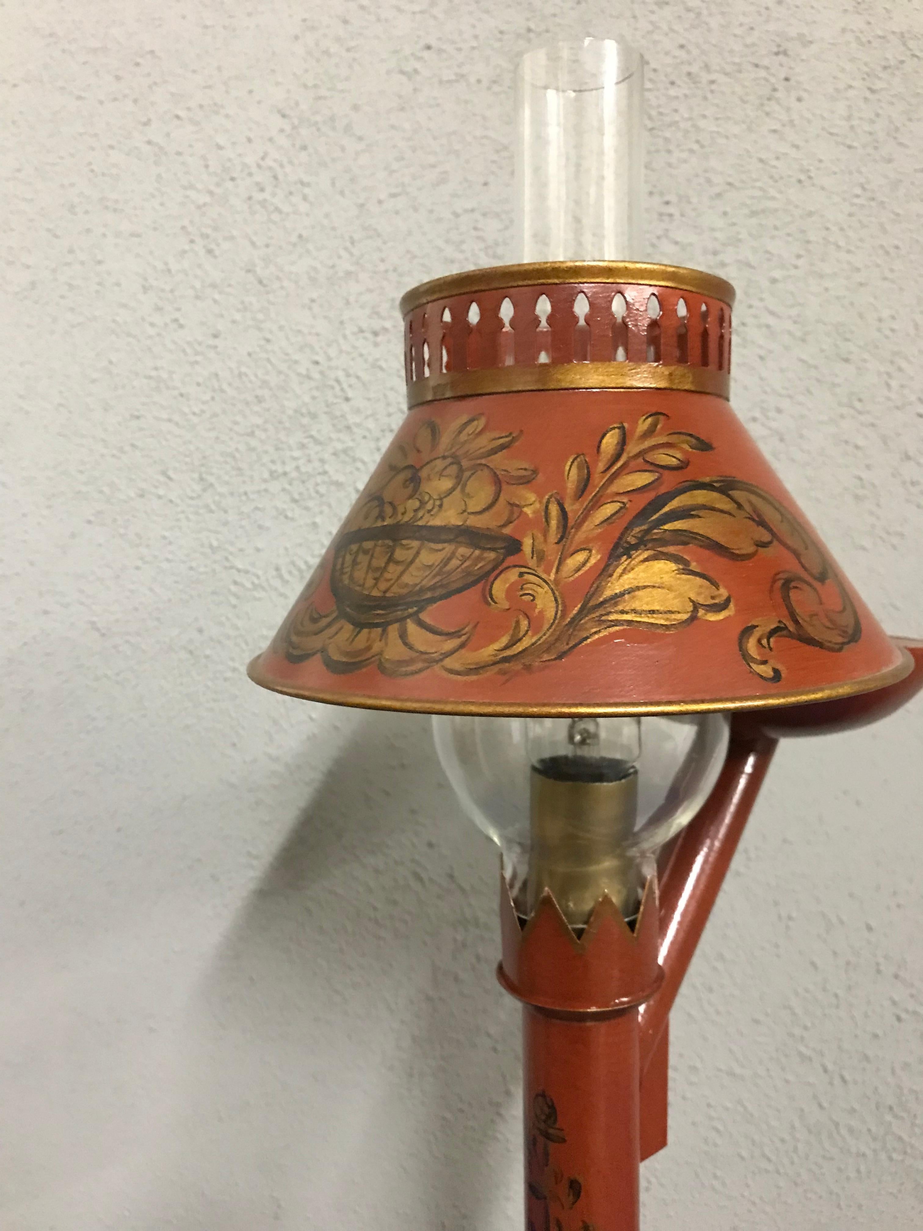 Néo-Régence Petite lampe en tôle de style Régence anglaise par Gherardo Degli Albizzi en vente