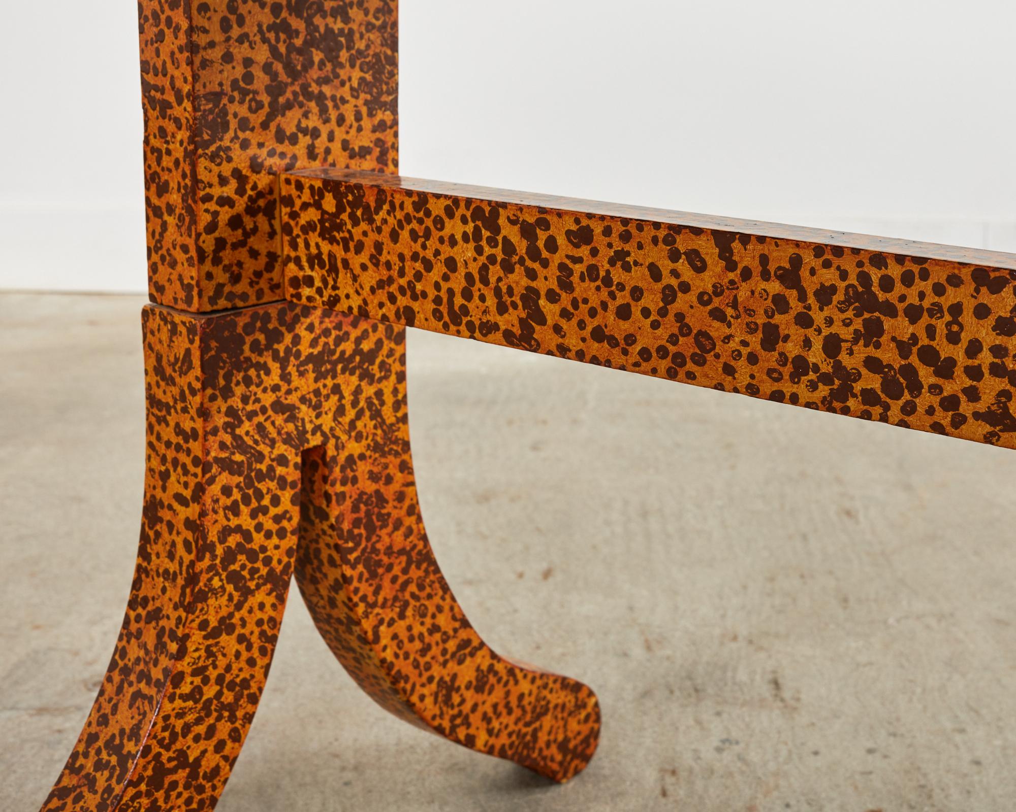 Mesa estilo Regencia inglesa lacada moteada por el artista Ira Yeager en venta 8