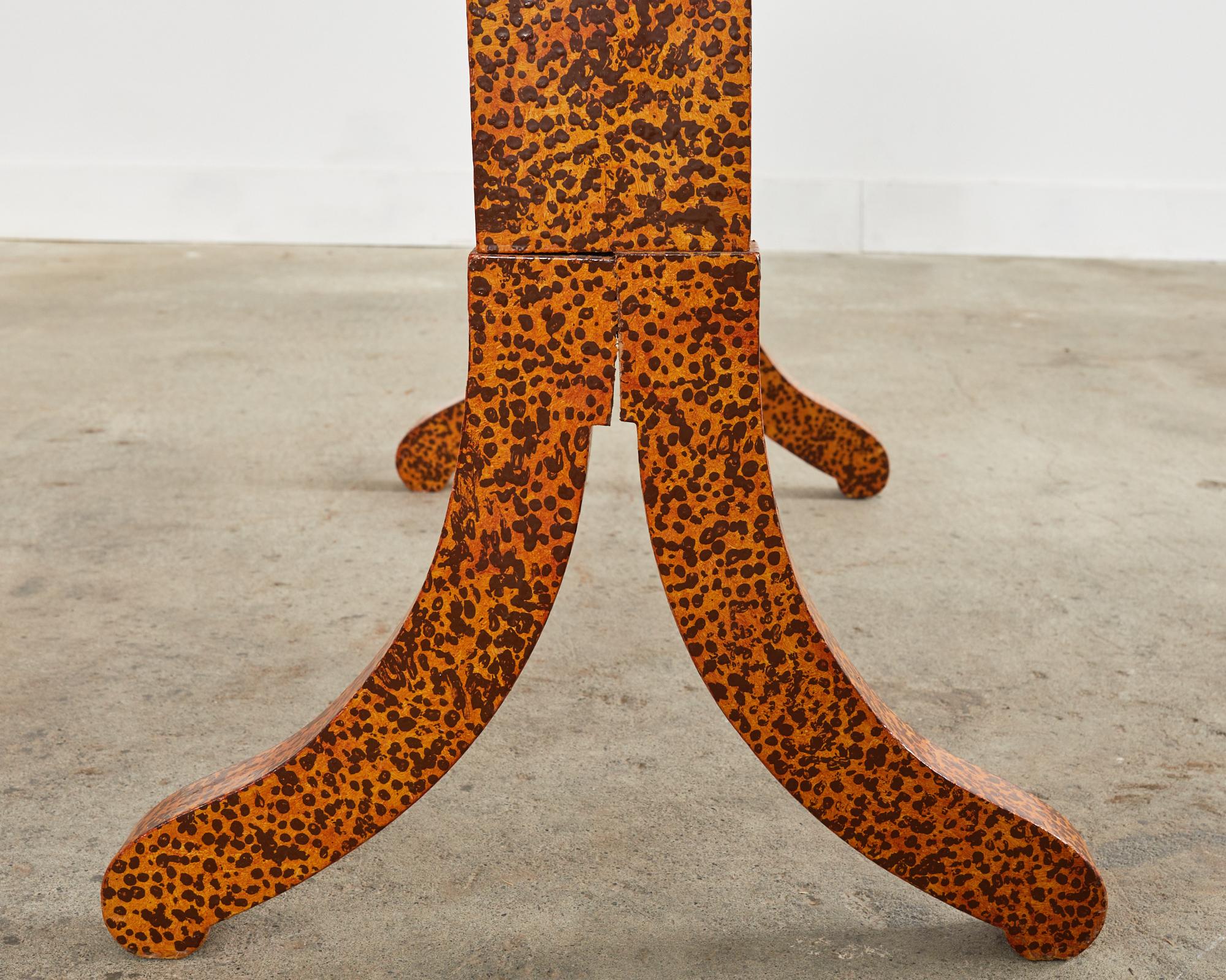 Mesa estilo Regencia inglesa lacada moteada por el artista Ira Yeager en venta 9