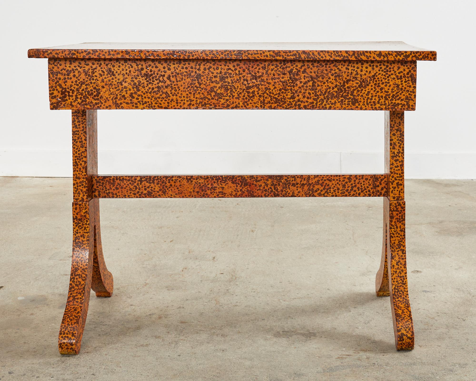 Mesa estilo Regencia inglesa lacada moteada por el artista Ira Yeager en venta 10