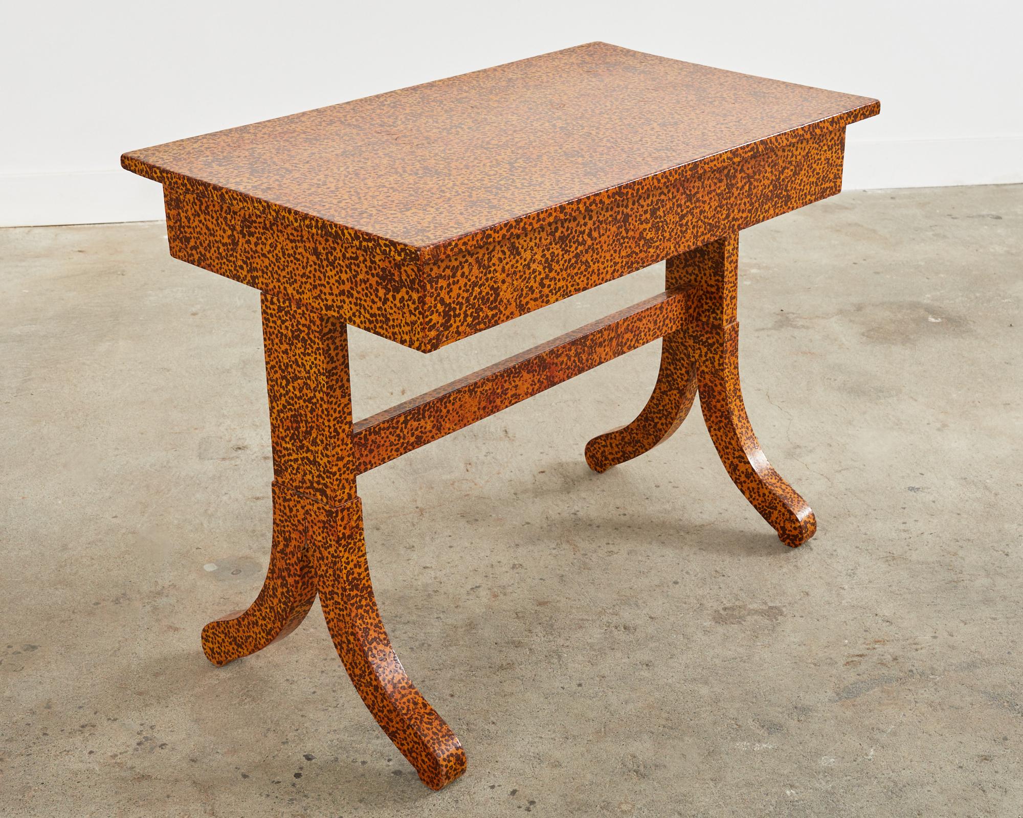 Mesa estilo Regencia inglesa lacada moteada por el artista Ira Yeager en venta 11