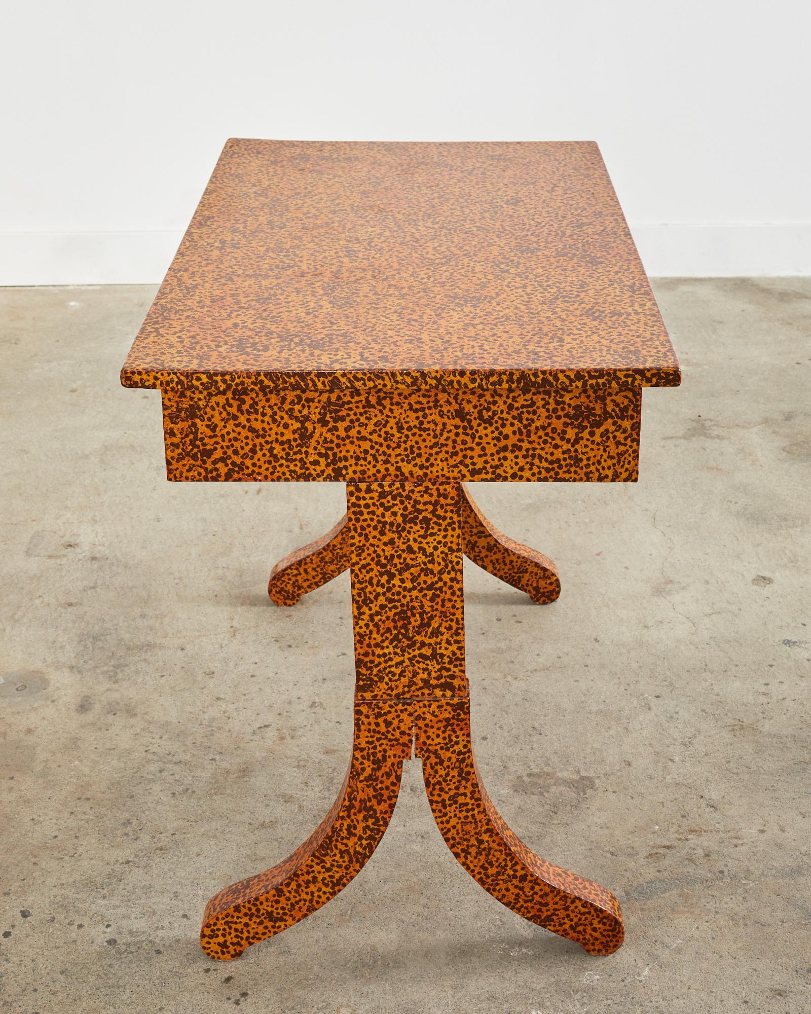 Mesa estilo Regencia inglesa lacada moteada por el artista Ira Yeager en venta 1
