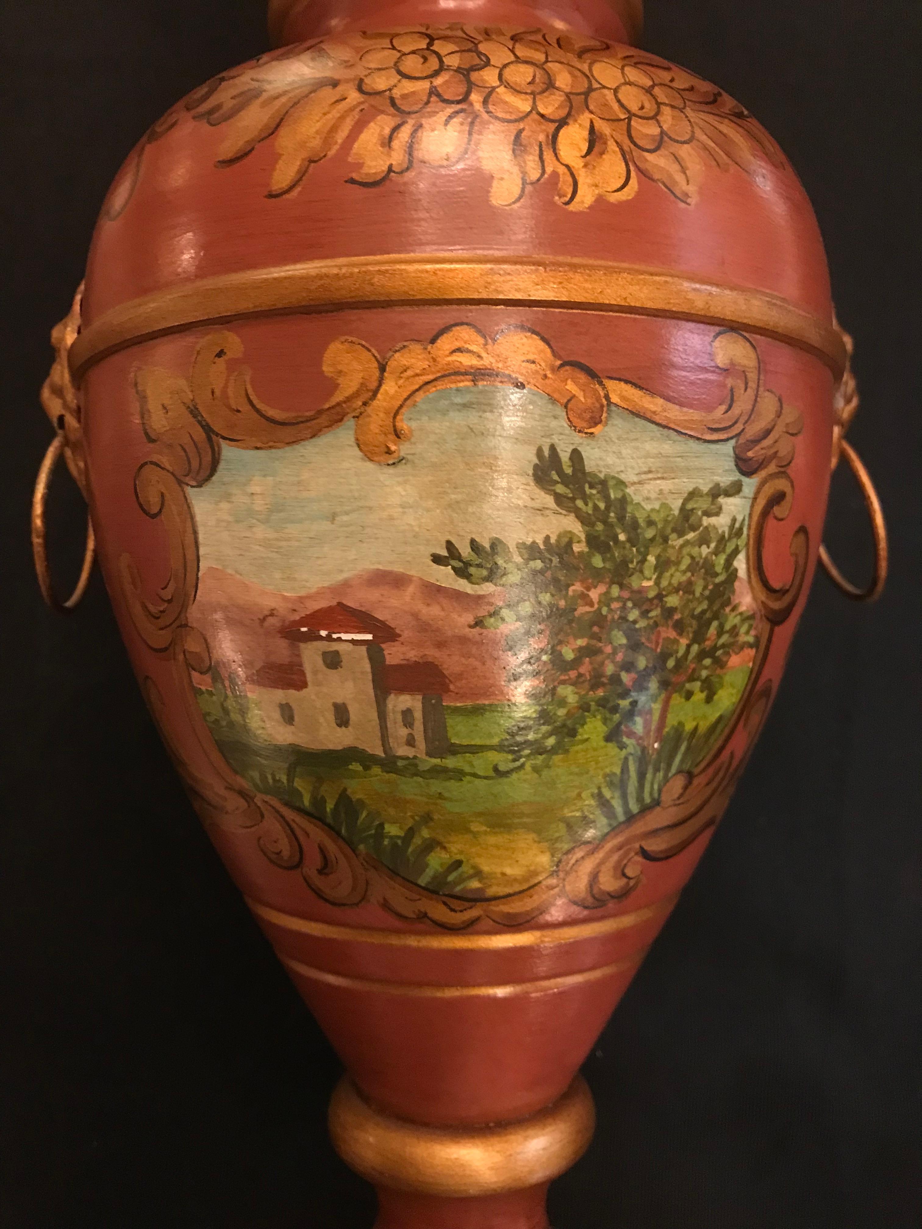 Exquisite Tole-Lampe im englischen Stil von Gherardo Degli Albizzi mit vasenförmigem, quadratischem Sockel und handgemalter neoklassizistischer Dekoration im gesamten Bereich. Der Sockel ist rundum mit handgemalten Blättern verziert, während auf dem