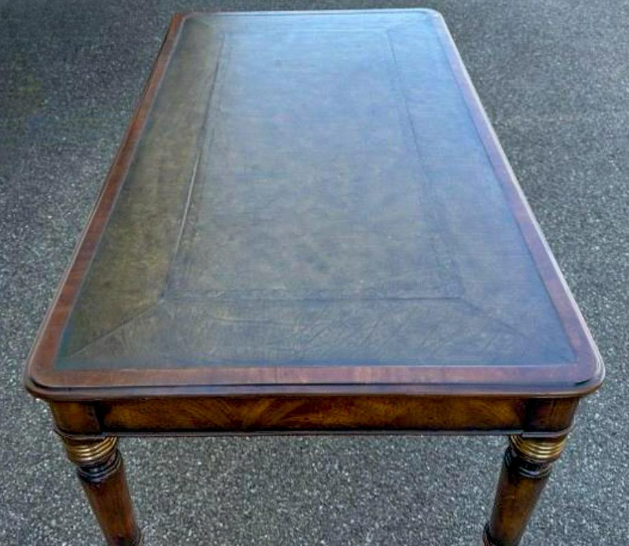 Américain Bureau de style Régence anglaise en cuir tollé et noyer en vente