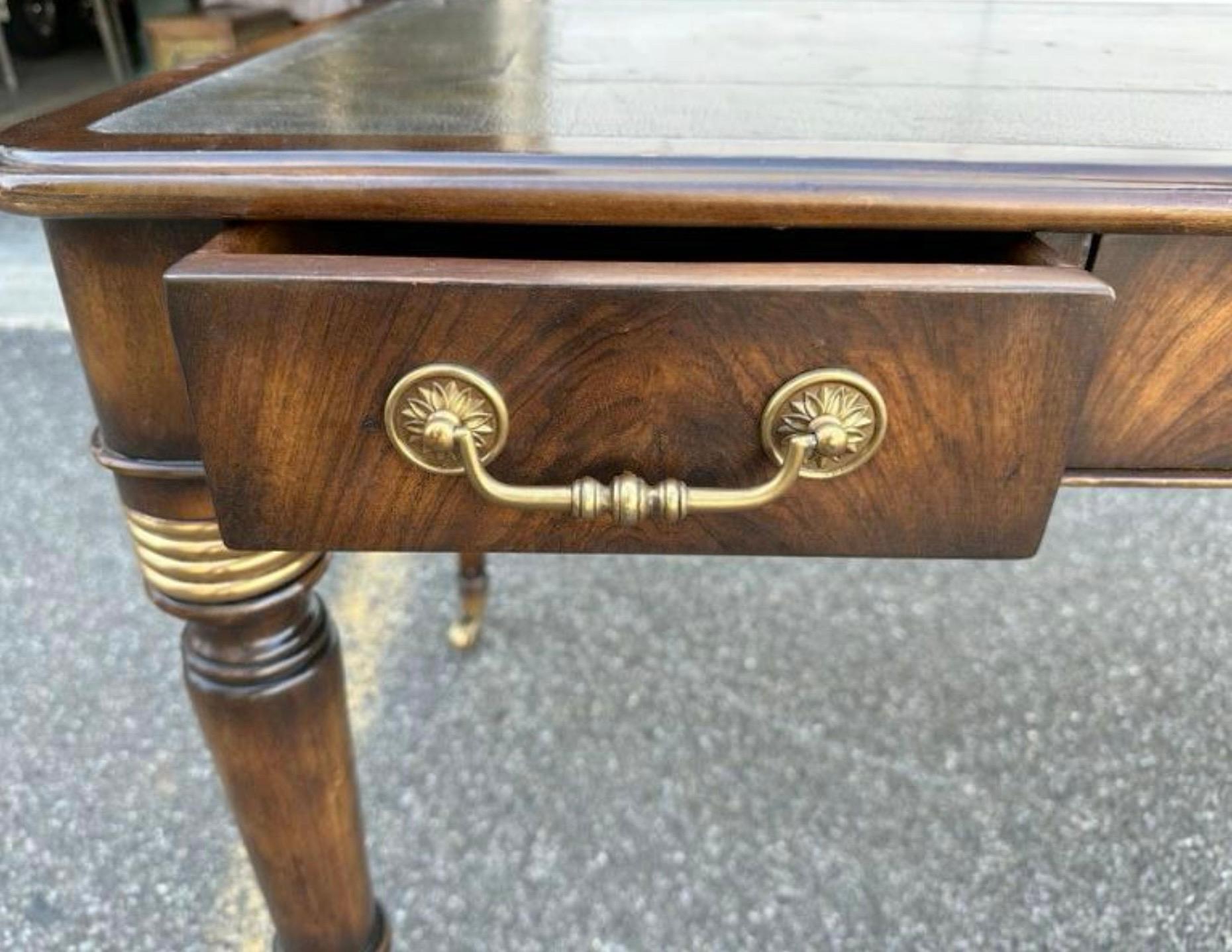 Bureau de style Régence anglaise en cuir tollé et noyer Bon état - En vente à Kennesaw, GA