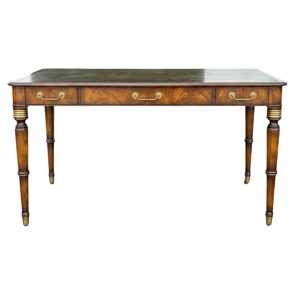 Bureau de style Régence anglaise en cuir tollé et noyer