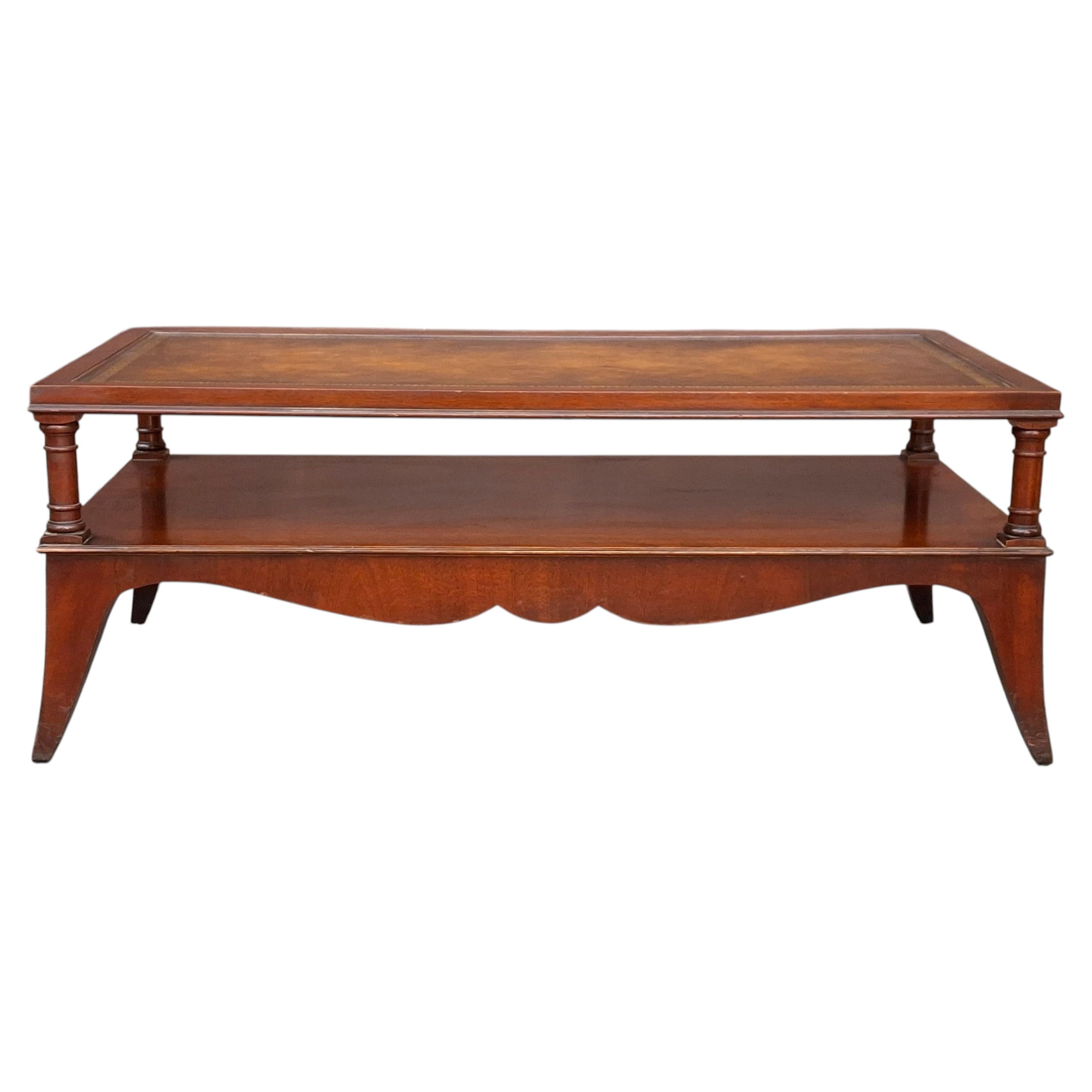 Table basse à deux niveaux en acajou avec insertion de cuir estampé de style Régence anglaise