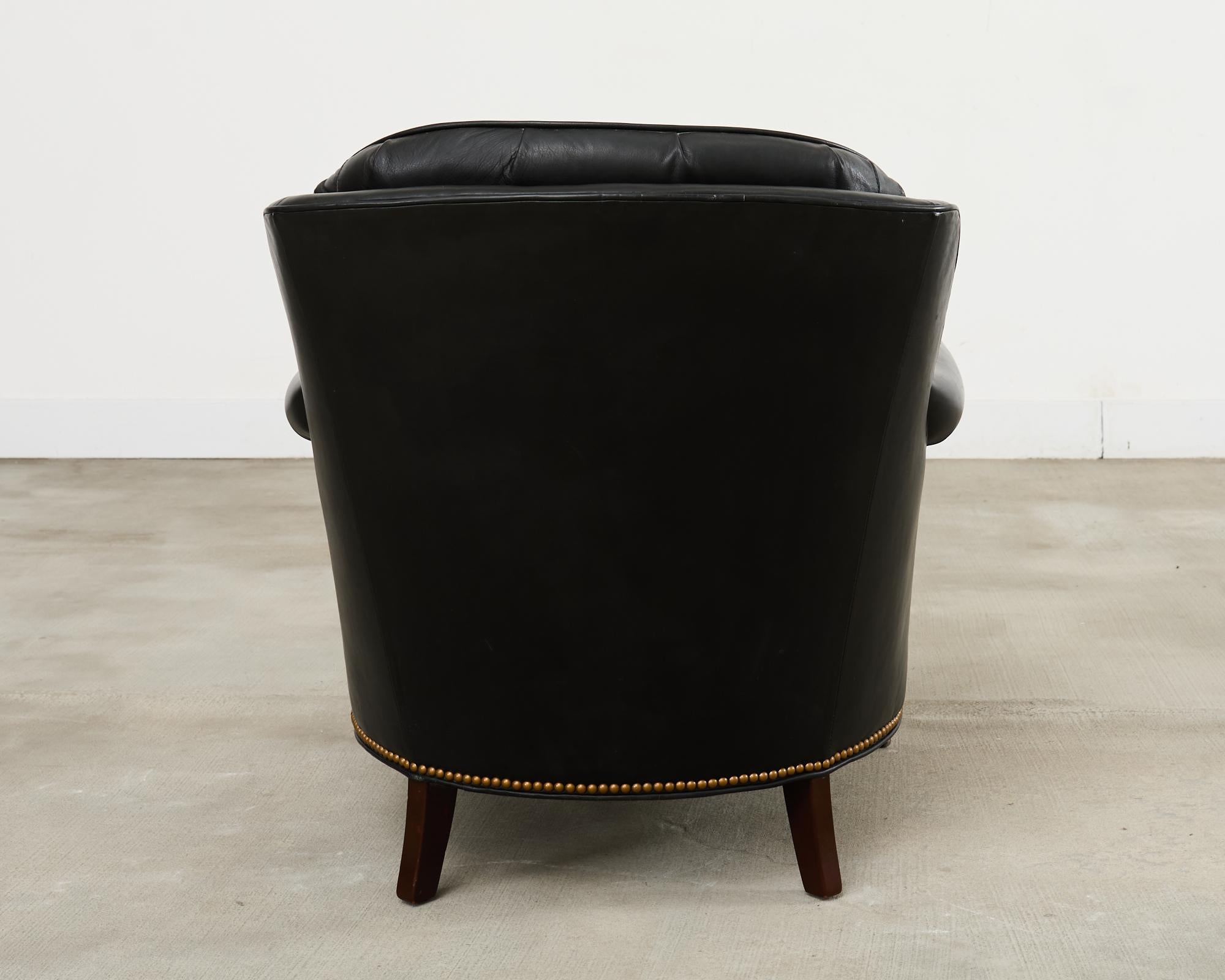 Chaises longues et ottomanes en cuir capitonné de style Régence anglaise en vente 11