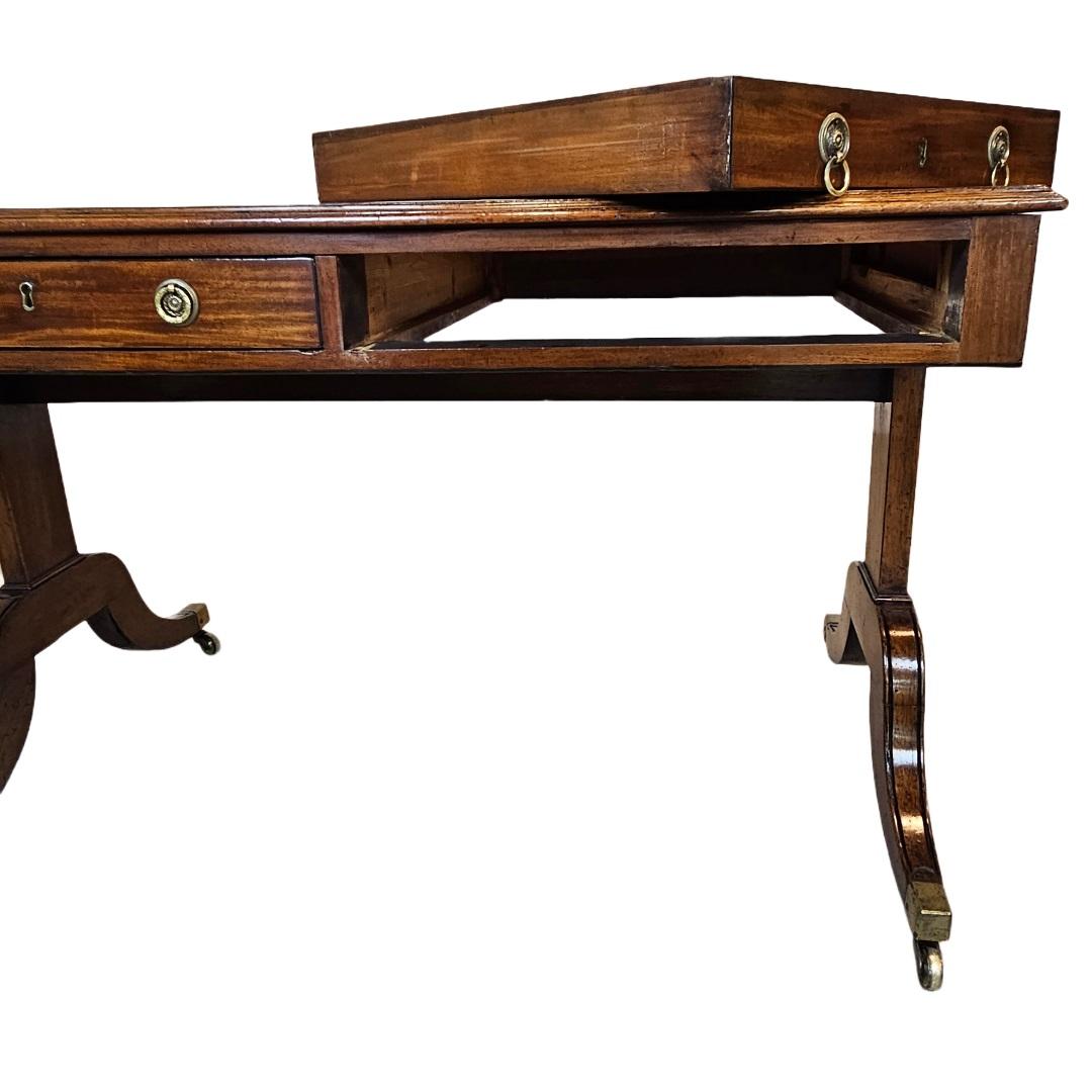 Englischer Schreib-Sofatisch im Regency-Stil mit Lederoberfläche und Messingbeschlägen im Angebot 4