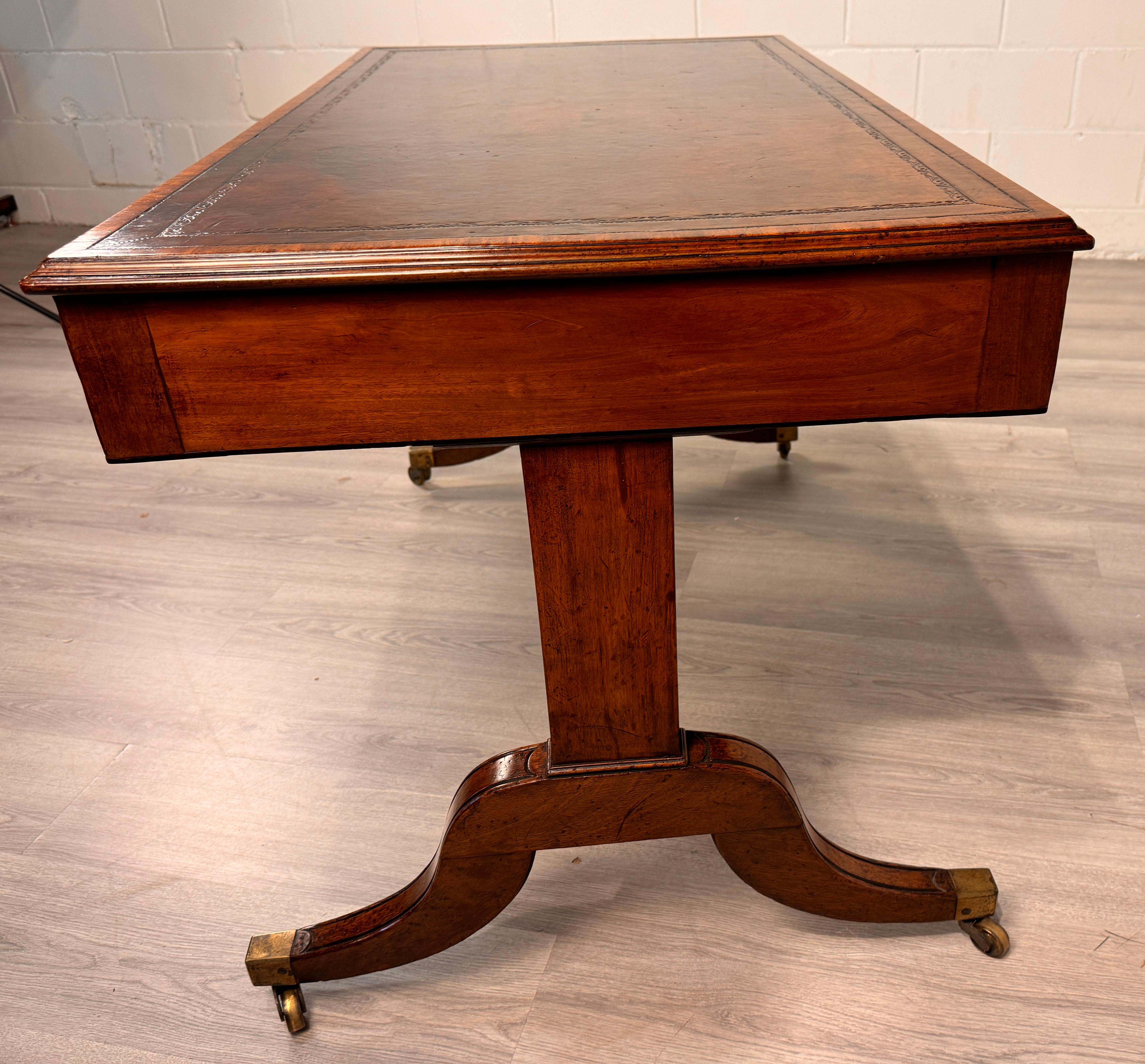 Englischer Schreib-Sofatisch im Regency-Stil mit Lederoberfläche und Messingbeschlägen im Angebot 6