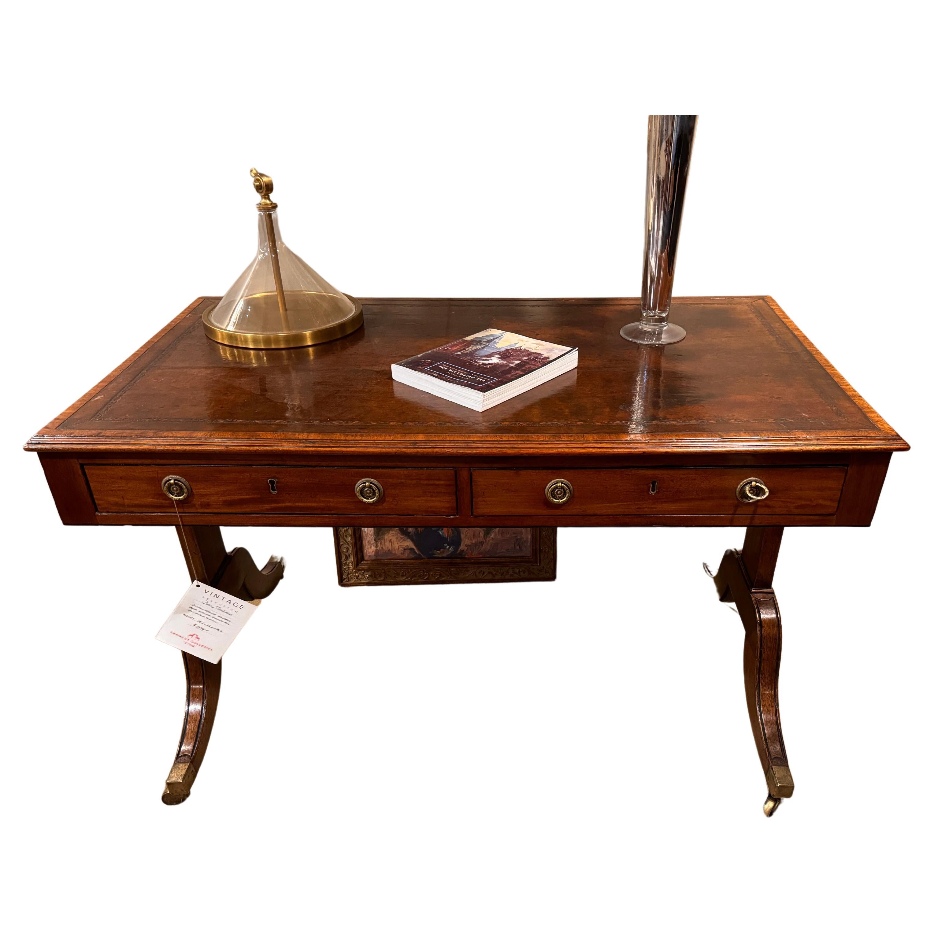 Tauchen Sie ein in den zeitlosen Charme des 18. Jahrhunderts in England mit unserem exquisiten Sofatisch mit Lederplatte und Schreibtisch. Dieses mit viel Liebe zum Detail gefertigte Stück verbindet Funktionalität mit Raffinesse und ist damit eine