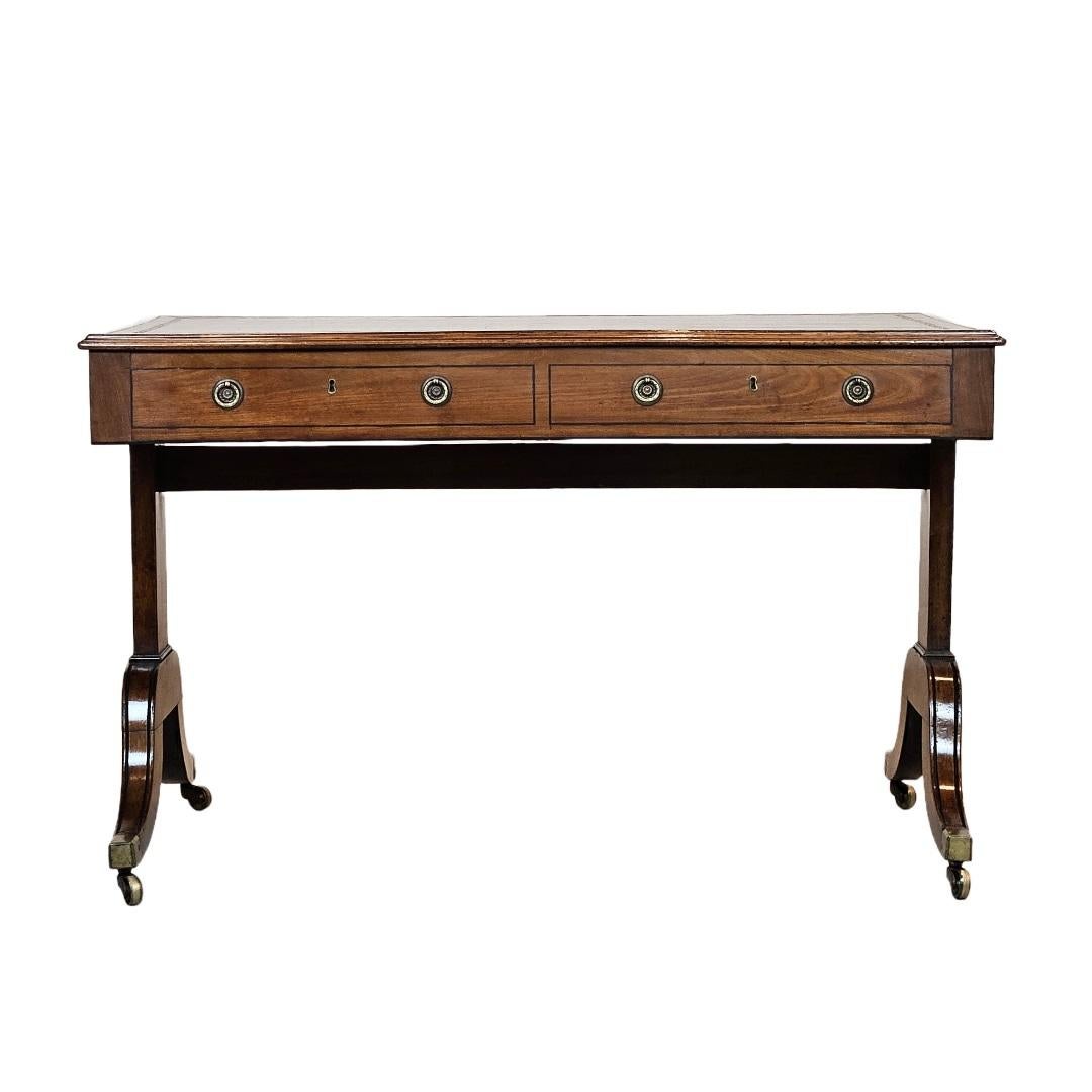 Englischer Schreib-Sofatisch im Regency-Stil mit Lederoberfläche und Messingbeschlägen (Georgian) im Angebot