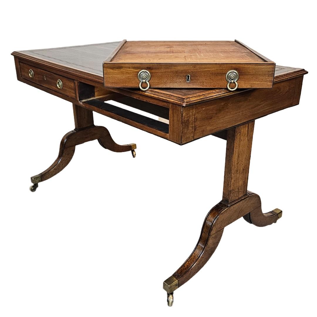 Englischer Schreib-Sofatisch im Regency-Stil mit Lederoberfläche und Messingbeschlägen (19. Jahrhundert) im Angebot