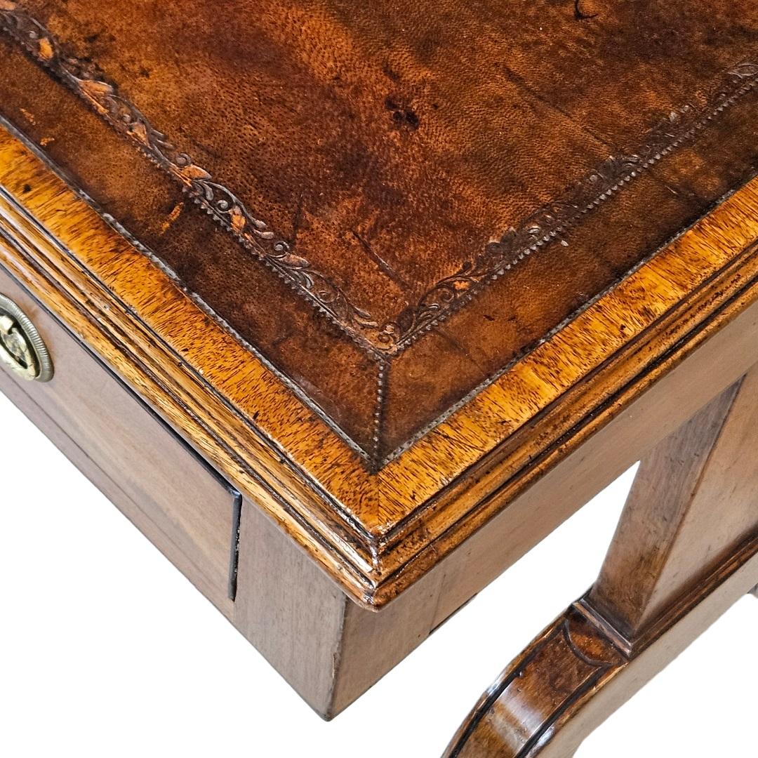 Englischer Schreib-Sofatisch im Regency-Stil mit Lederoberfläche und Messingbeschlägen (Hartholz) im Angebot