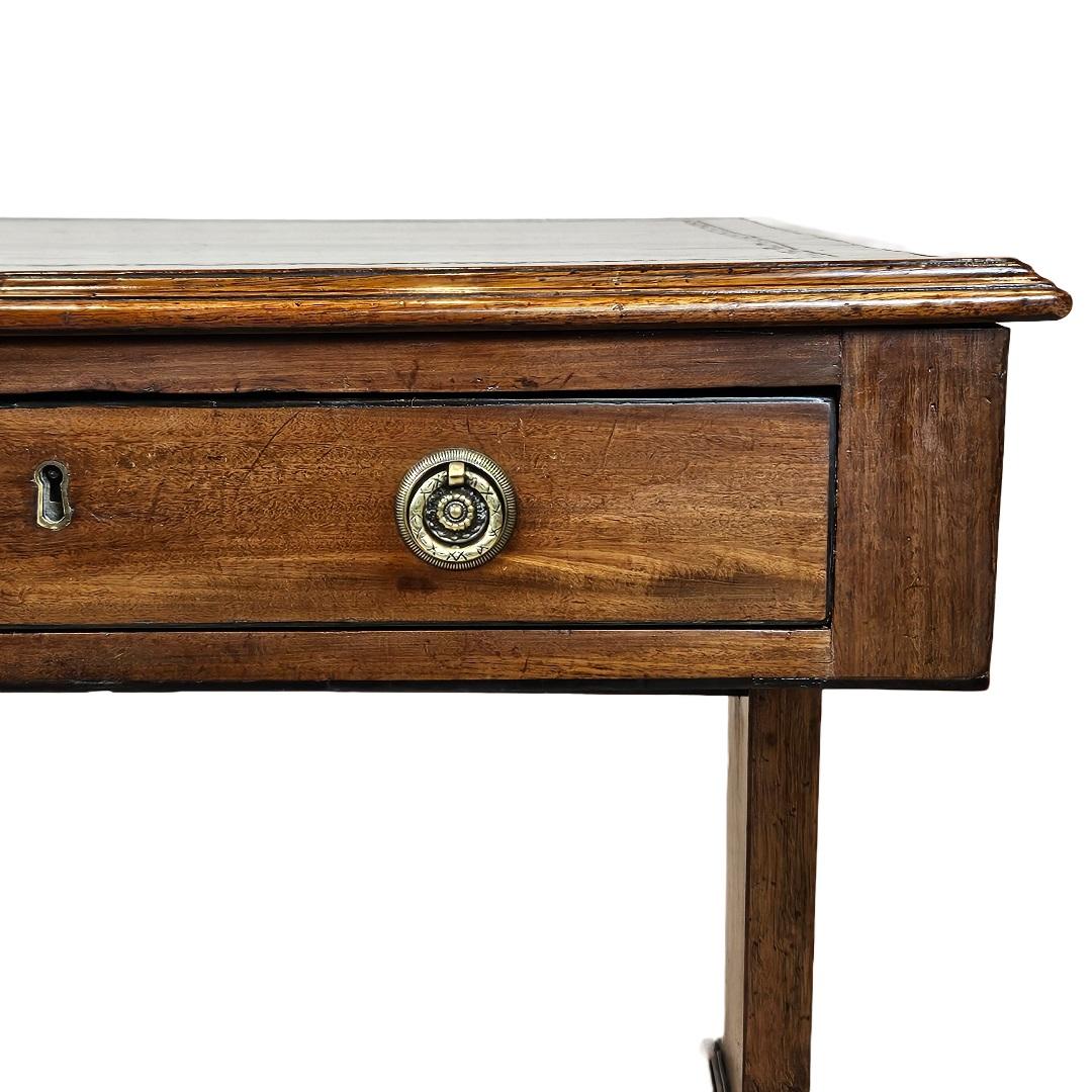 Englischer Schreib-Sofatisch im Regency-Stil mit Lederoberfläche und Messingbeschlägen im Angebot 1