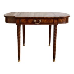 Mesa de escritorio estilo Regencia inglesa de Theodore Alexander