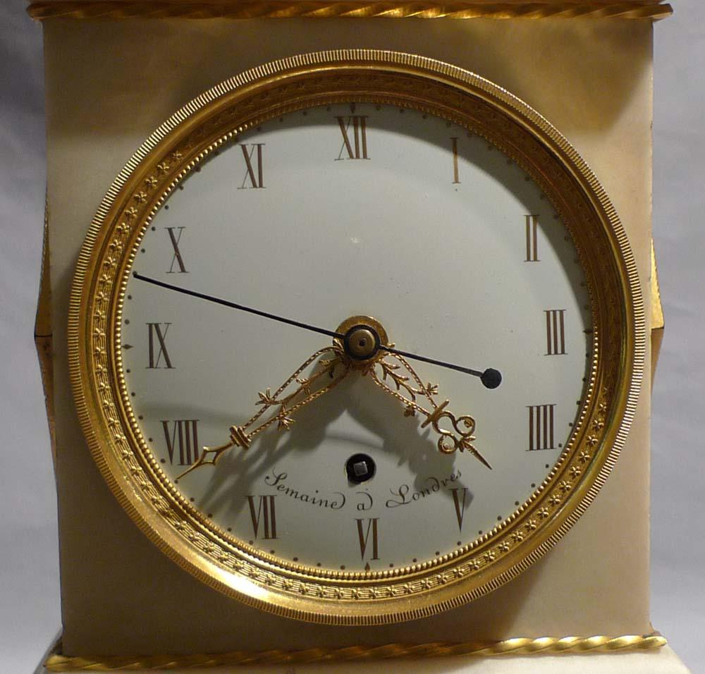 Une superbe et rare horloge de cheminée néoclassique de style George III/Angleterre Régence, de Thomas Weekes, mais signée comme une conception 