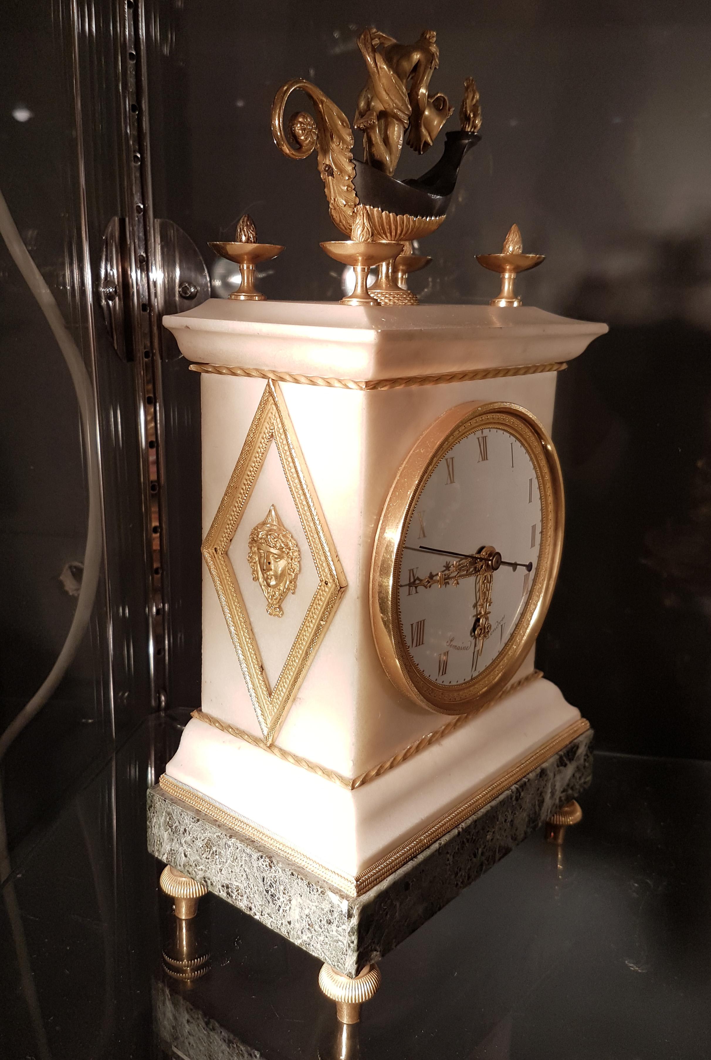 Neoklassische Marmor- und Goldbronze-Kaminuhr der Englischen Regency-Periode von Thomas Weeks (Patiniert) im Angebot