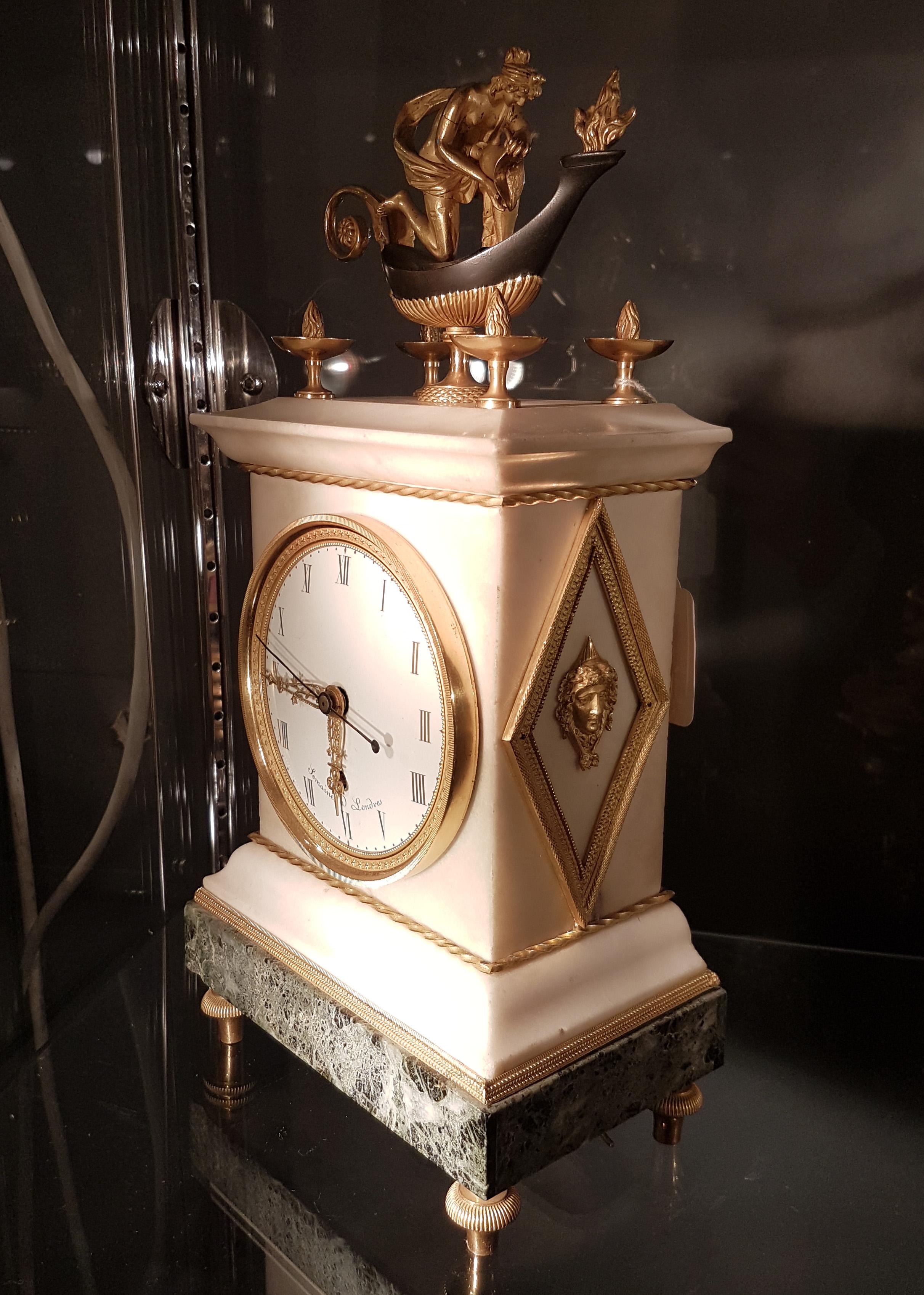 Anglais Pendule de cheminée néoclassique English Regency de Thomas Weeks en marbre et bronze doré en vente