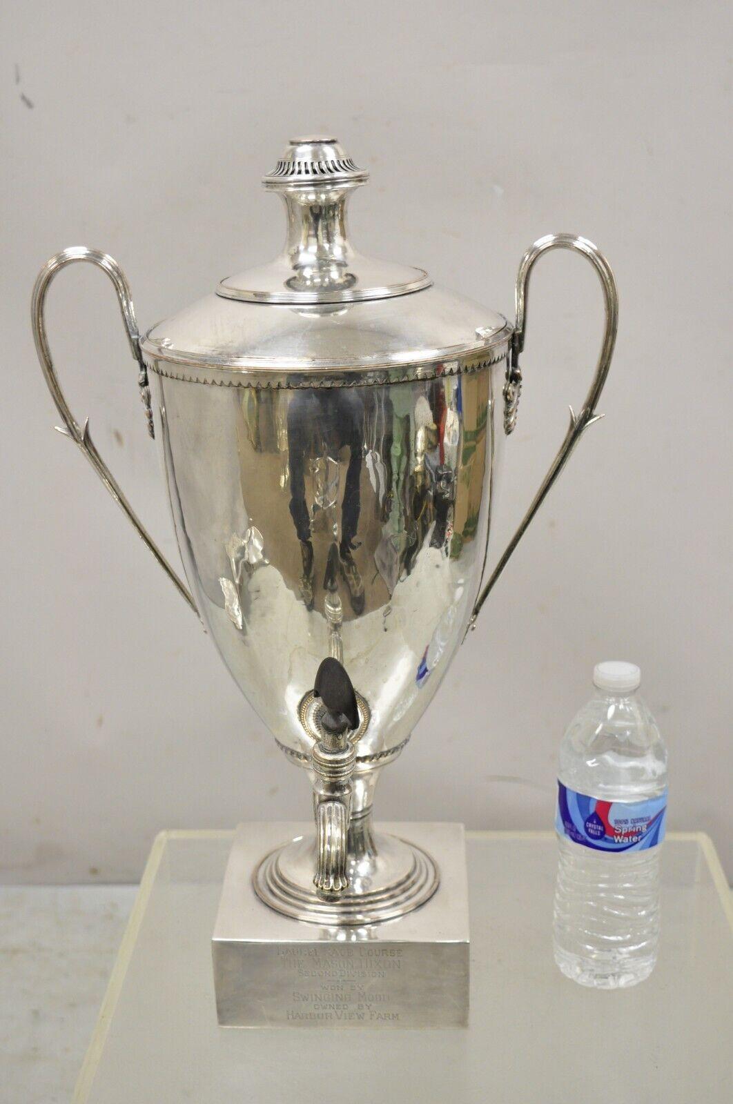 Antike englische Regency Twin Handle Trophy Cup Versilbert Award Getränkespender Samowar. Die Gravur lautet: 
