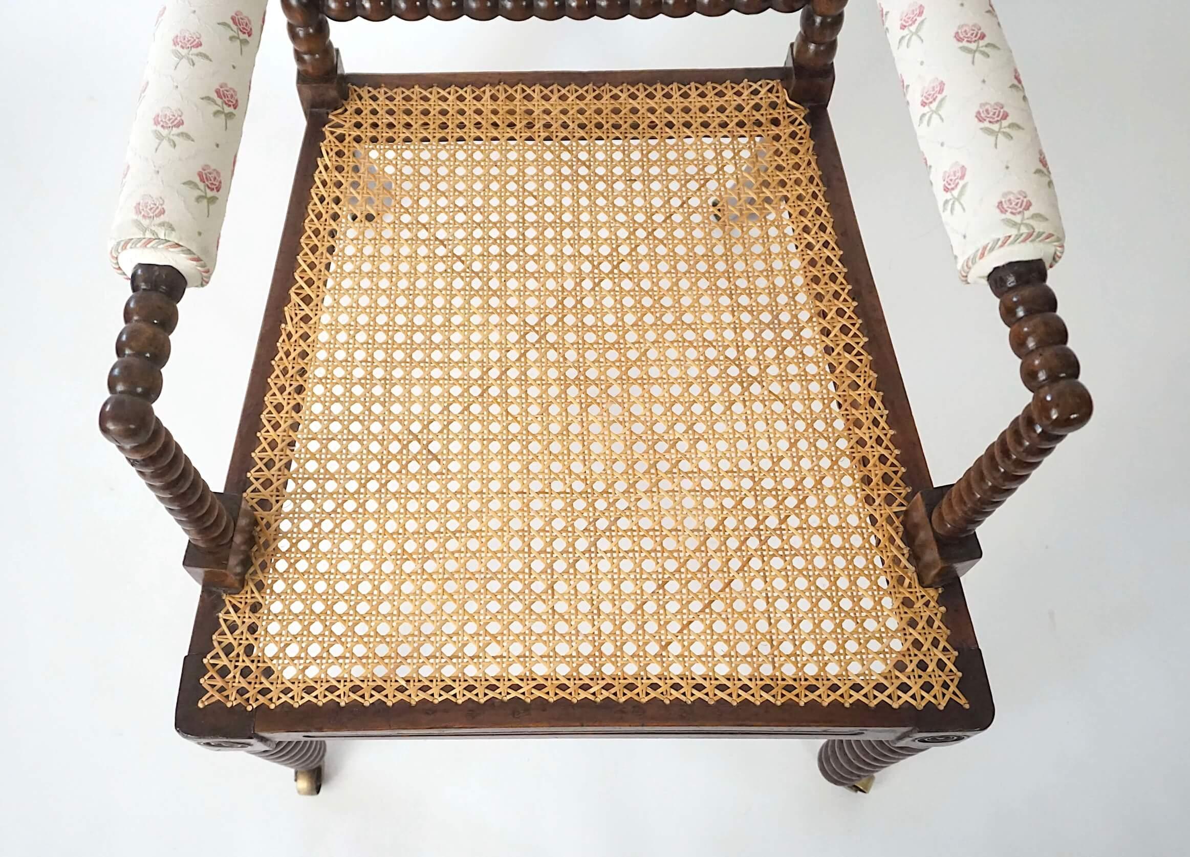 Fauteuil à bobines en noyer de style Régence anglaise, vers 1825 en vente 2