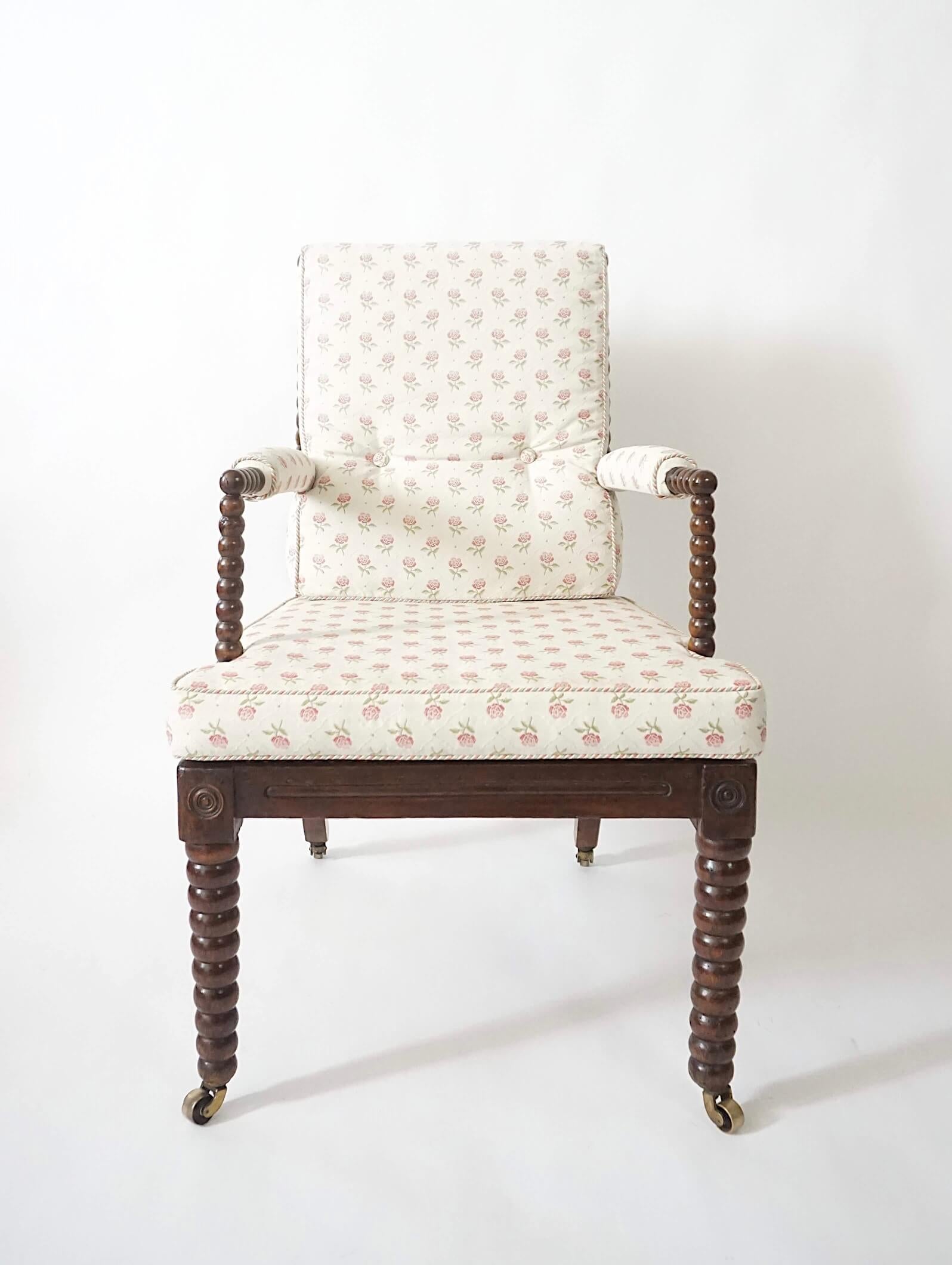 Regency Fauteuil à bobines en noyer de style Régence anglaise, vers 1825 en vente