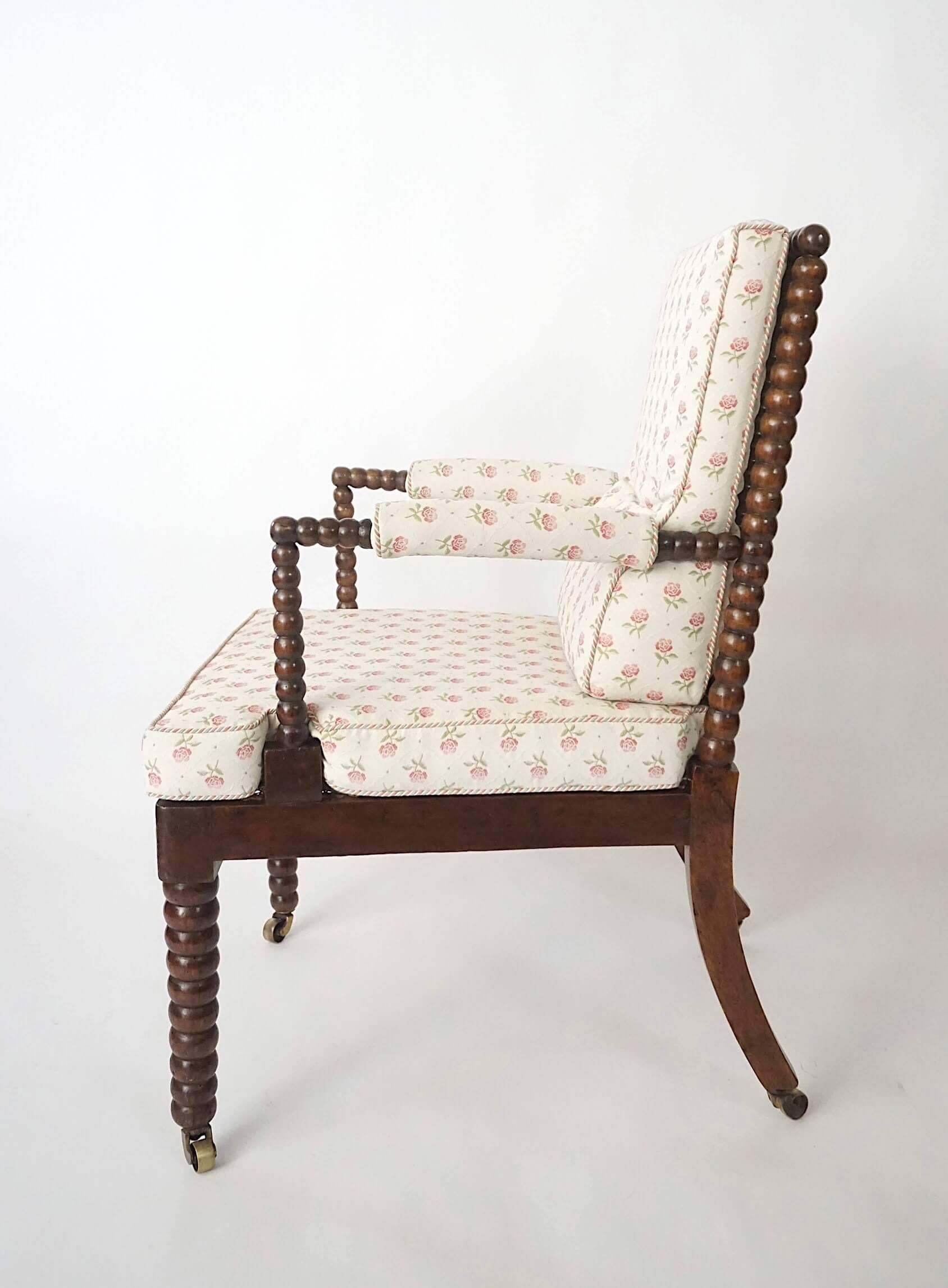 Sculpté à la main Fauteuil à bobines en noyer de style Régence anglaise, vers 1825 en vente