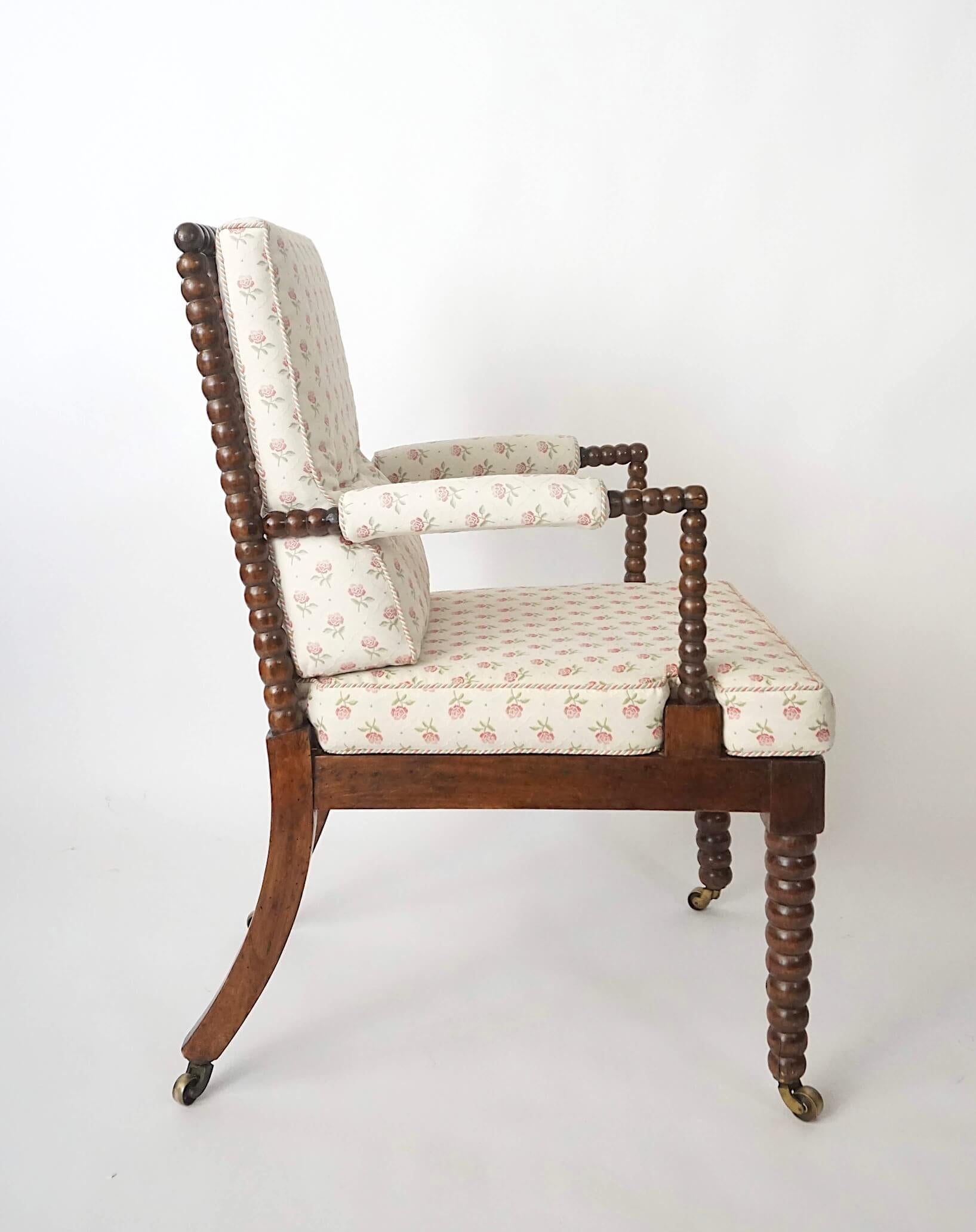 XIXe siècle Fauteuil à bobines en noyer de style Régence anglaise, vers 1825 en vente