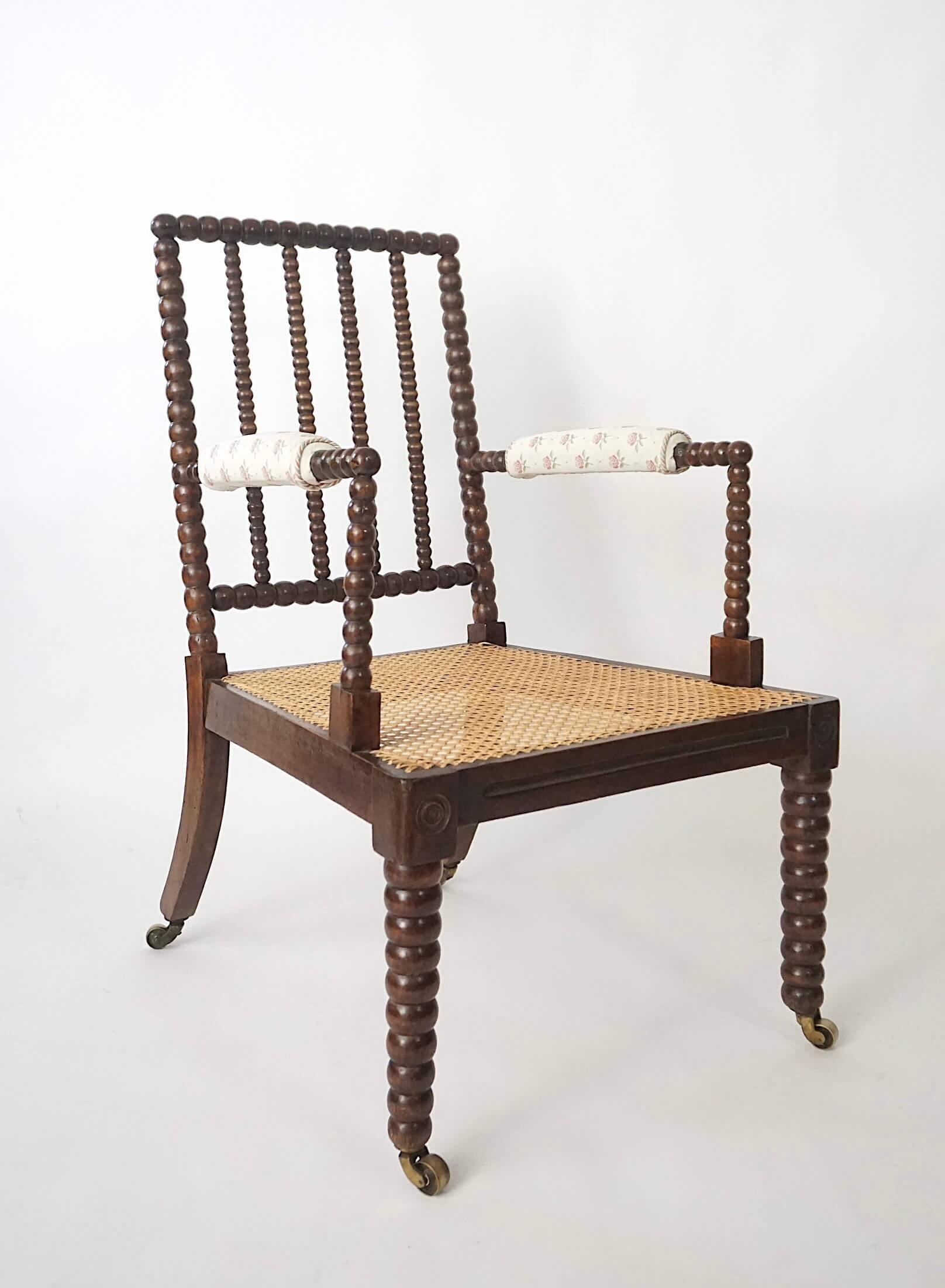 Laiton Fauteuil à bobines en noyer de style Régence anglaise, vers 1825 en vente