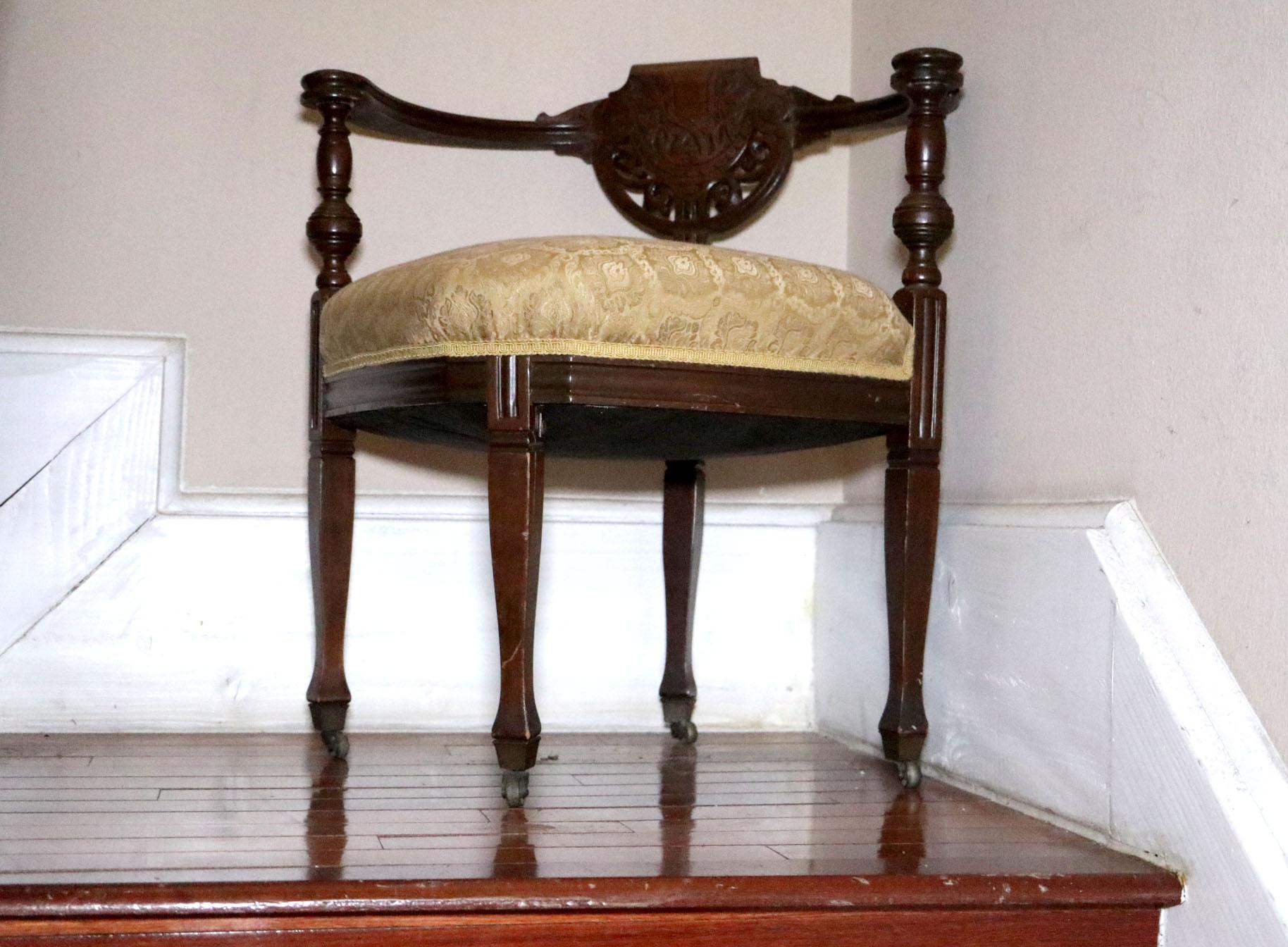 Sedia angolare inglese Regency in legno di noce intagliato a mano in vendita 4