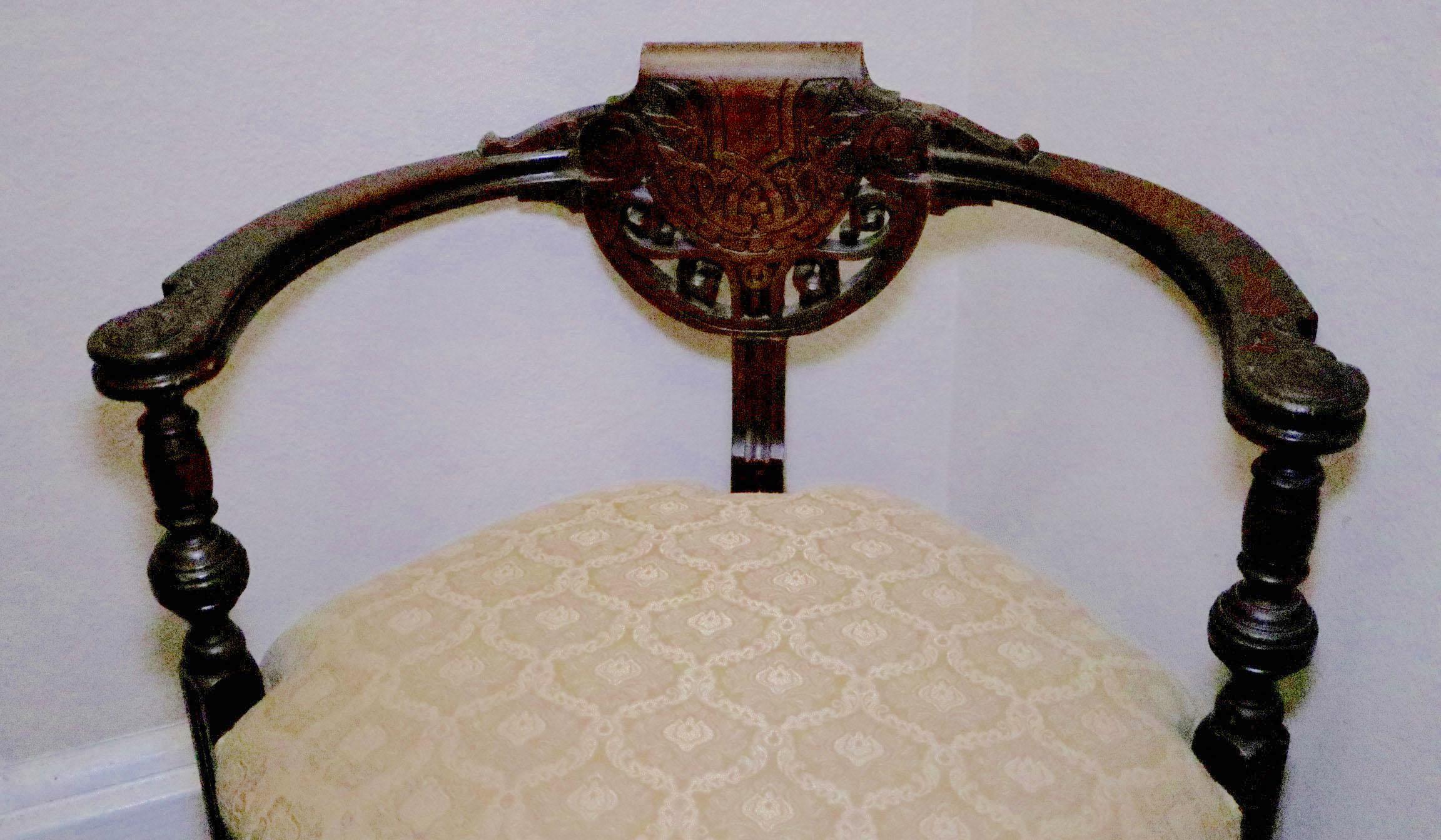 Dieser Eckstuhl im englischen Regency-Stil bietet eine hervorragende Sitzgelegenheit. Er ist aus Nussbaumholz, ca. 1900 - 1925, und ist auch 120 Jahre später noch super stylisch. 
Das Design des zentrierenden Wappens auf dem abgerundeten Rücken und