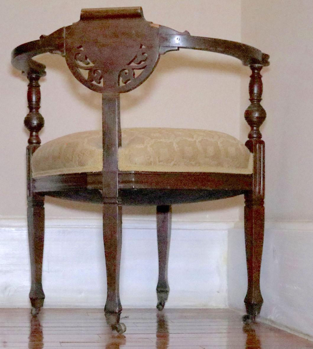 20th Century English Regency Walnut Hand Carved Corner Chair For Sale