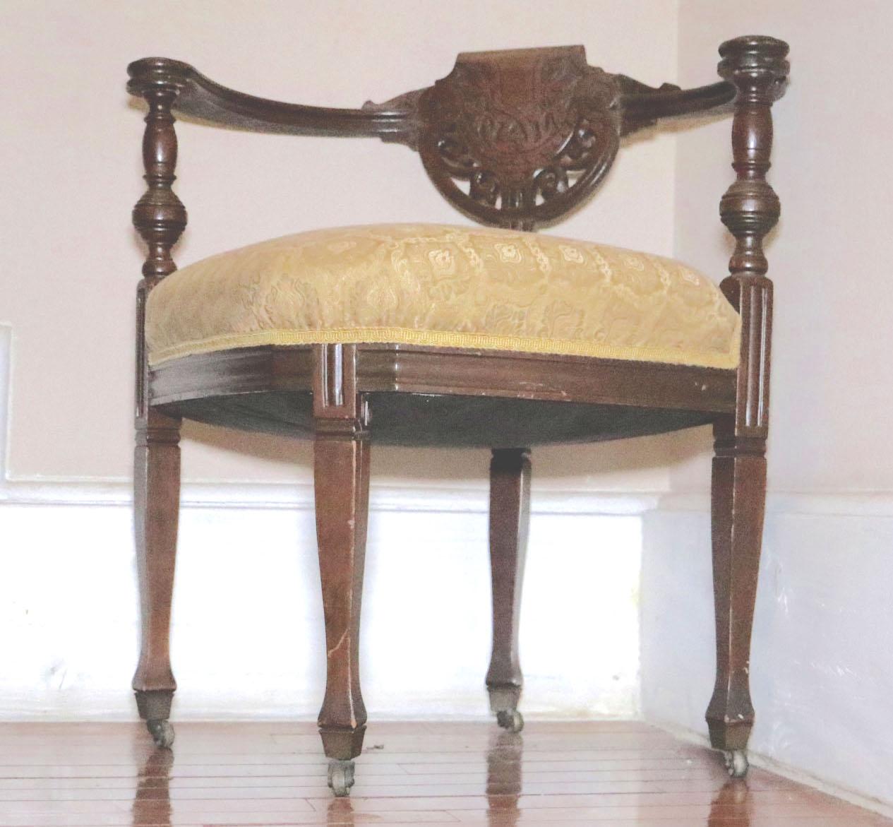 English Regency Walnut Hand Carved Corner Chair For Sale 1