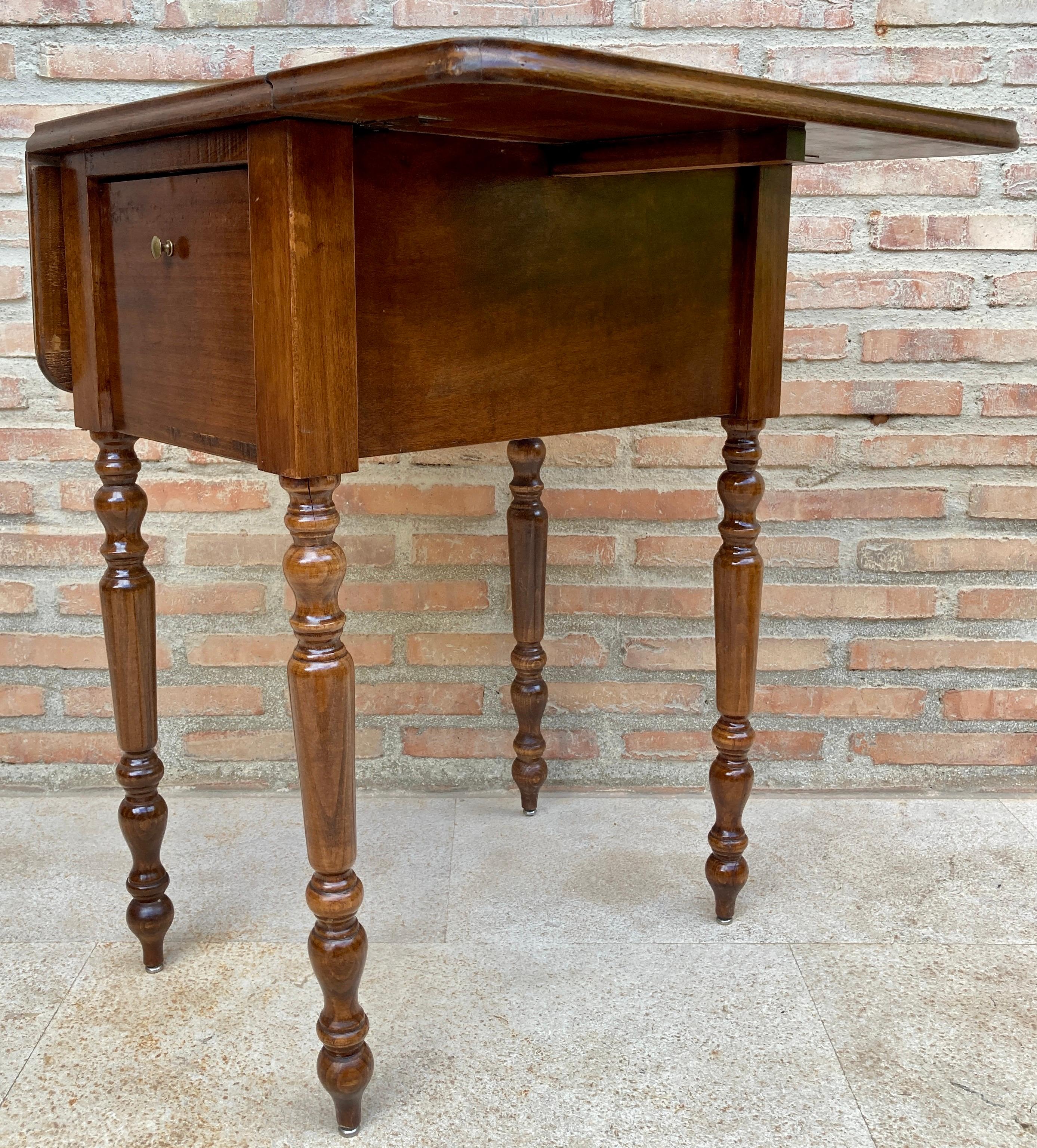 English Regency Walnut Table with Wings, 1890s For Sale 7