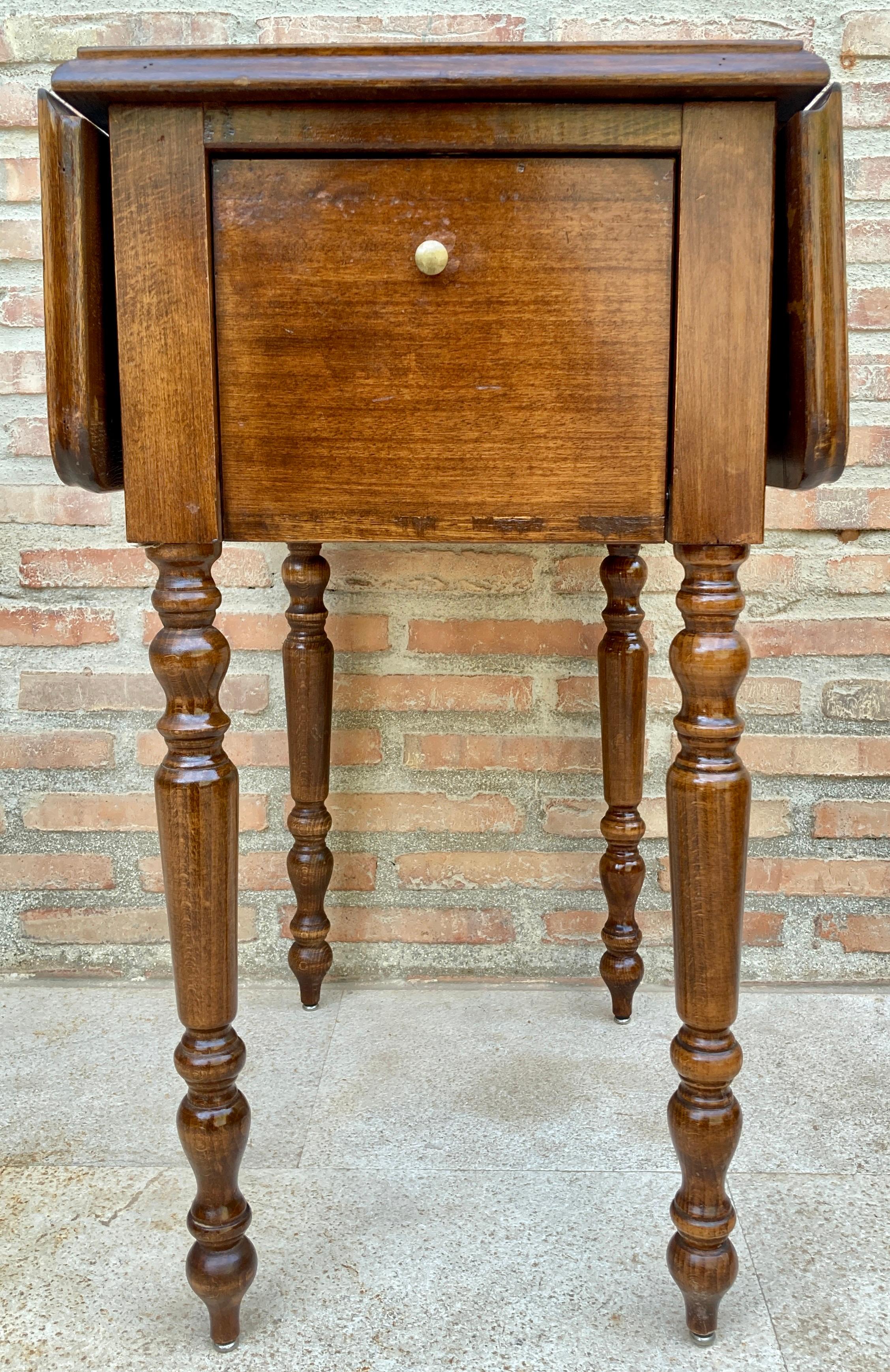 English Regency Walnut Table with Wings, 1890s For Sale 9