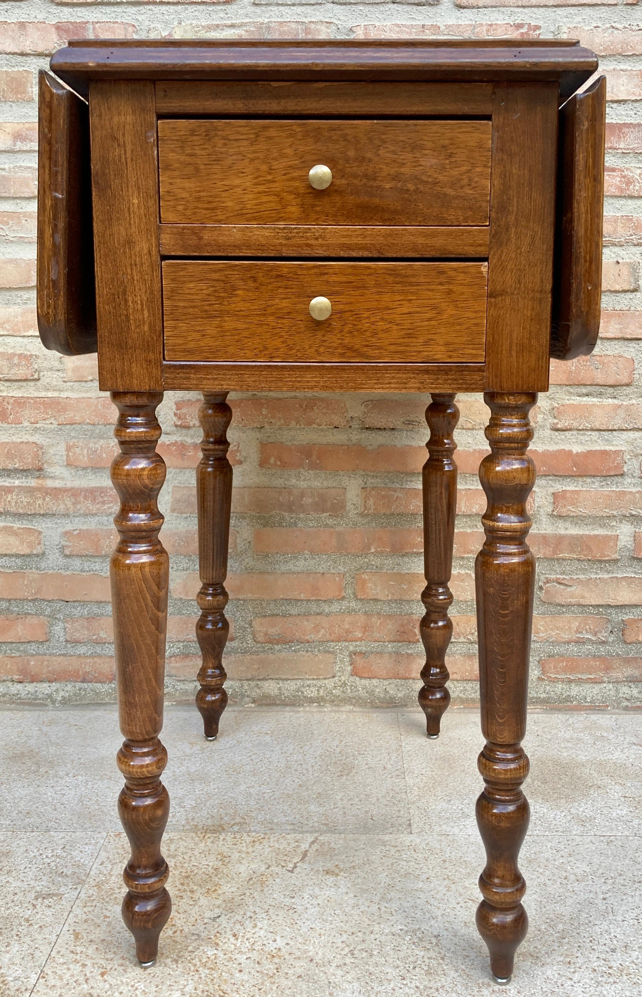Side table with English wings in walnut wood with root decoration. 
Lacquered with drawers on one side that have their brass handles and door on the 
back side with its brass handle. 
A very fine quality Regency period baby walnut table which