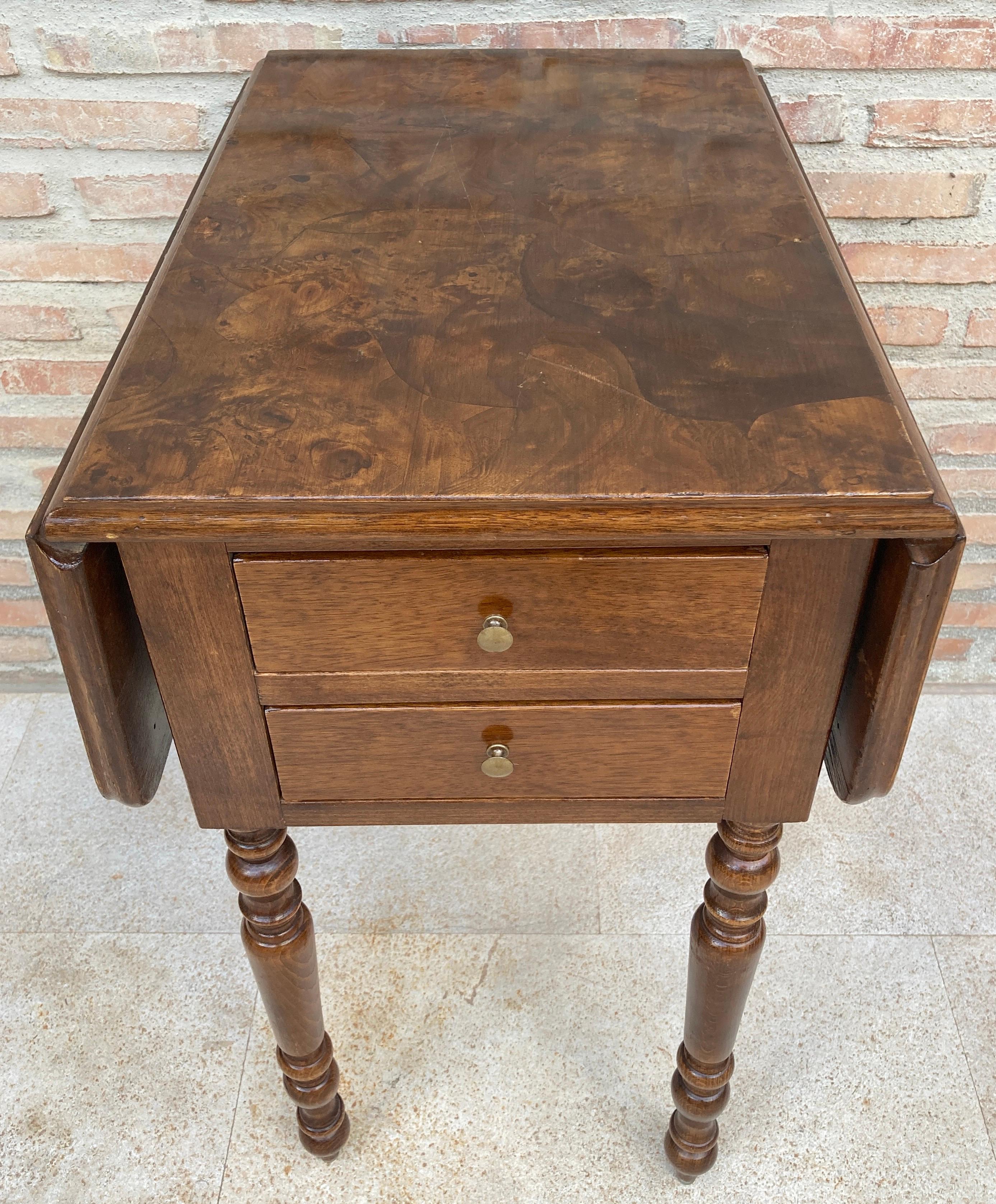 English Regency Walnut Table with Wings, 1890s In Good Condition For Sale In Miami, FL