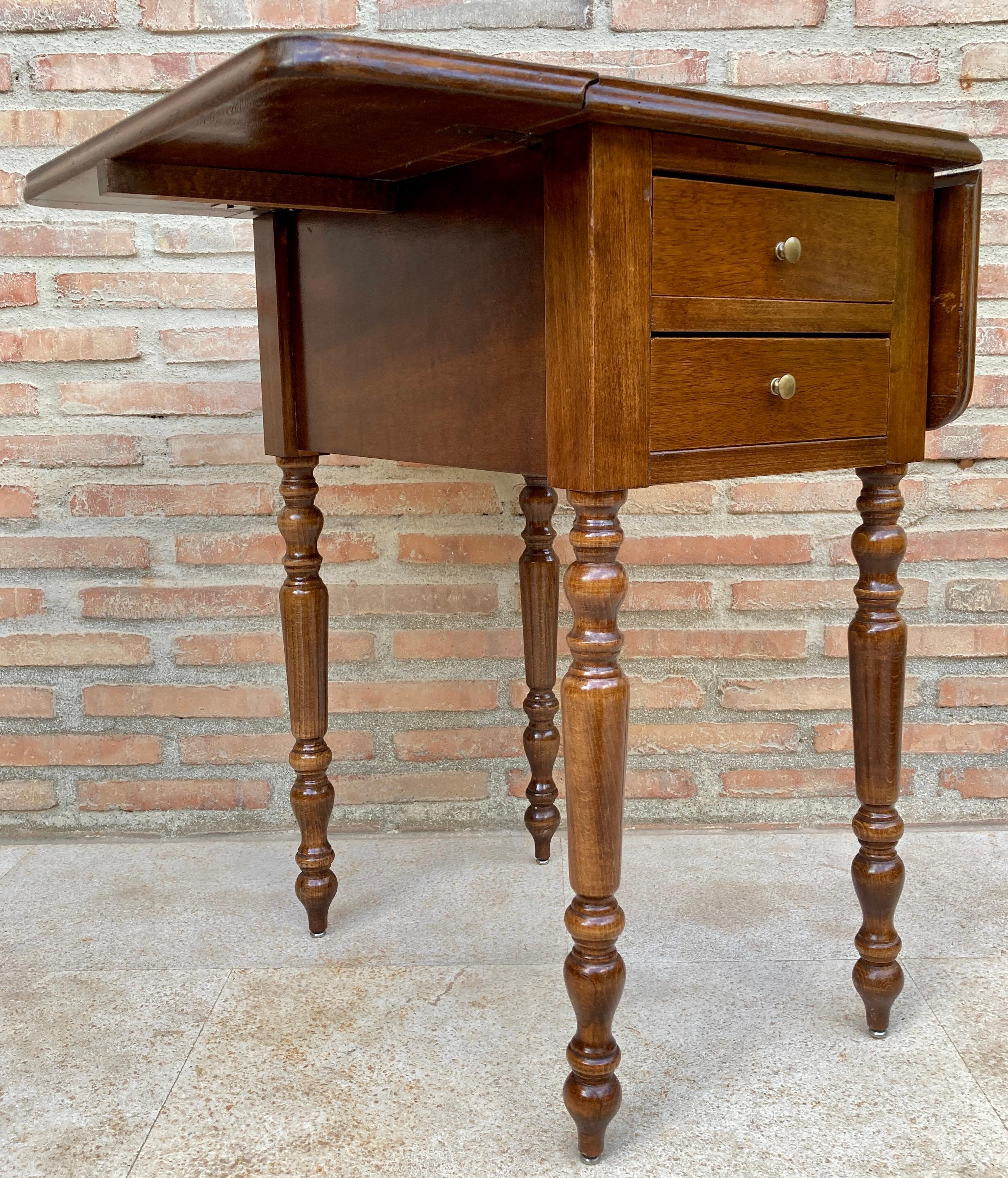 20th Century English Regency Walnut Table with Wings, 1890s For Sale