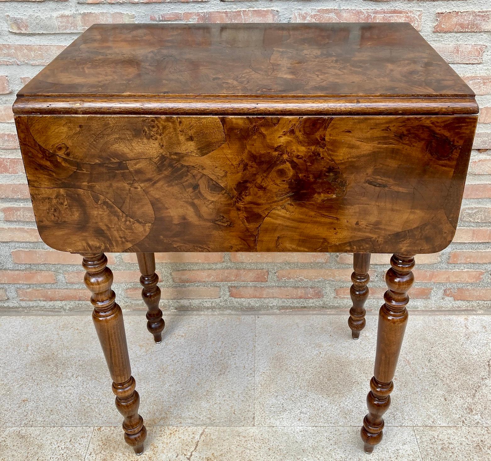 English Regency Walnut Table with Wings, 1890s For Sale 1
