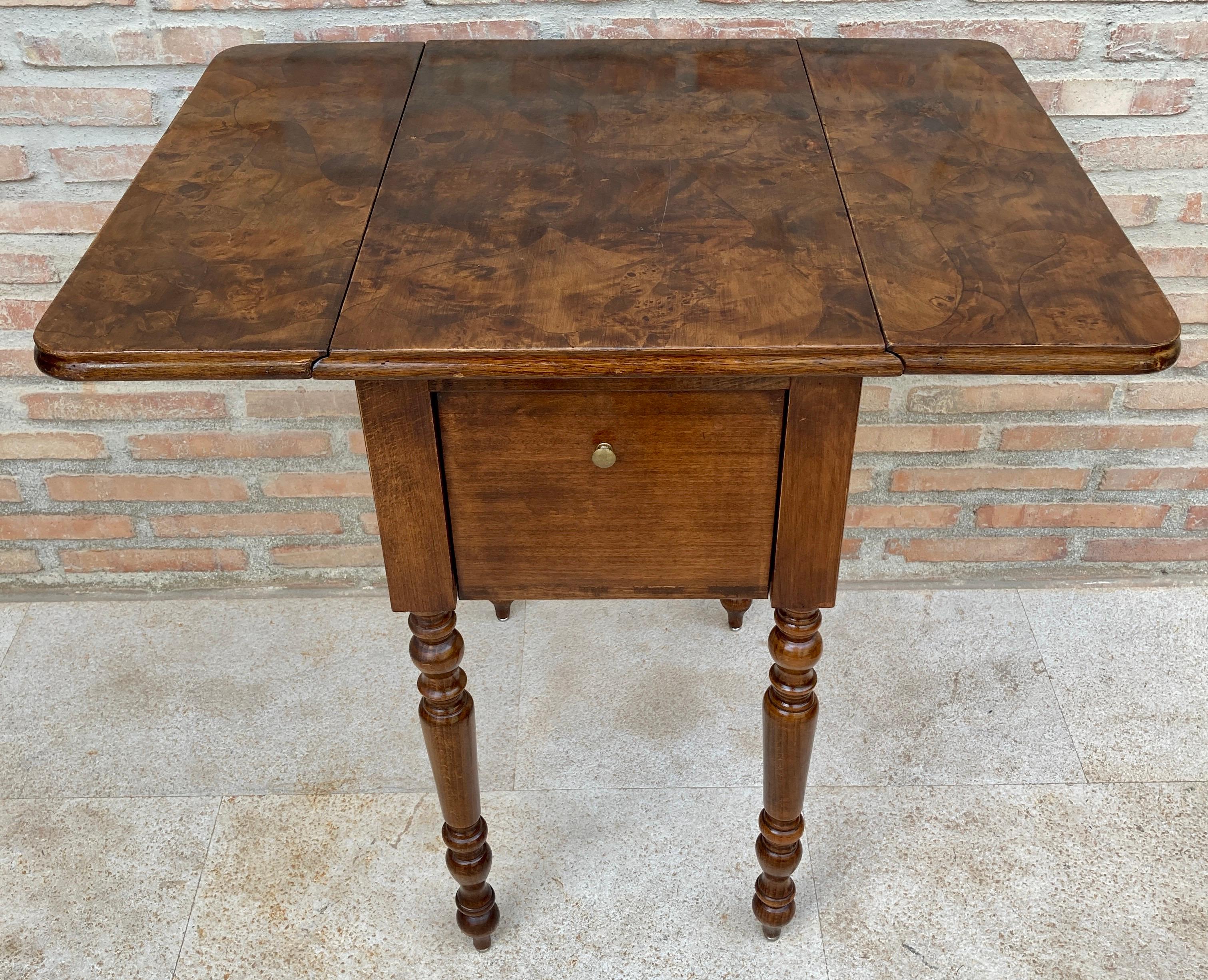English Regency Walnut Table with Wings, 1890s For Sale 2