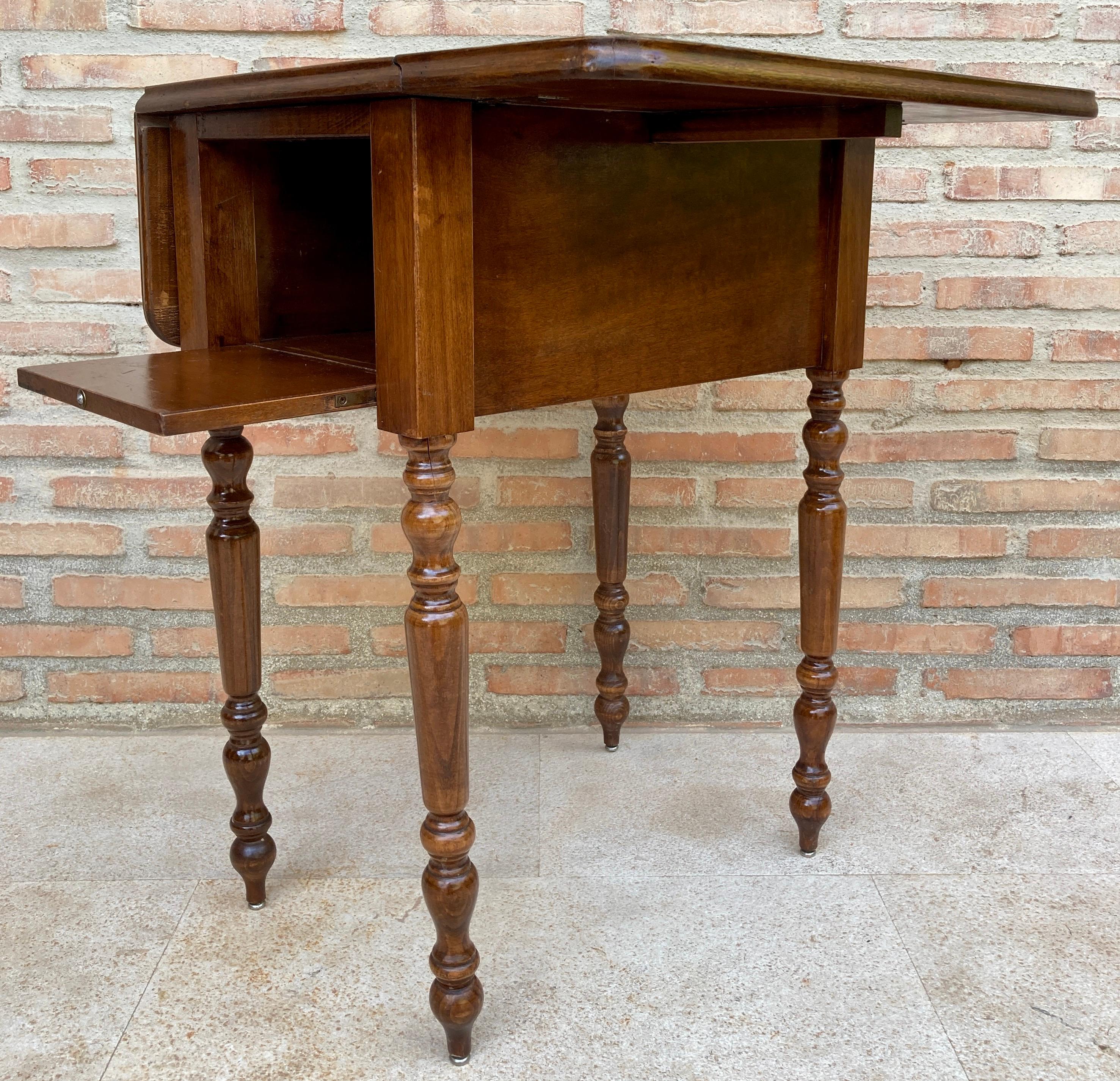 English Regency Walnut Table with Wings, 1890s For Sale 3
