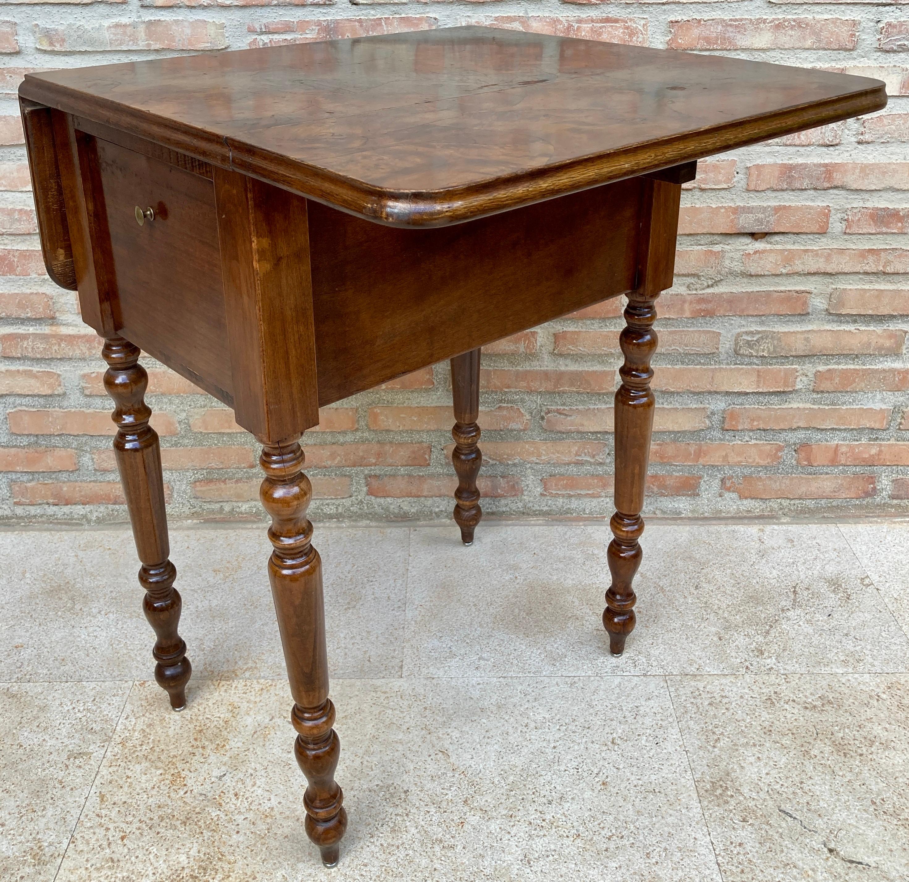 English Regency Walnut Table with Wings, 1890s For Sale 4