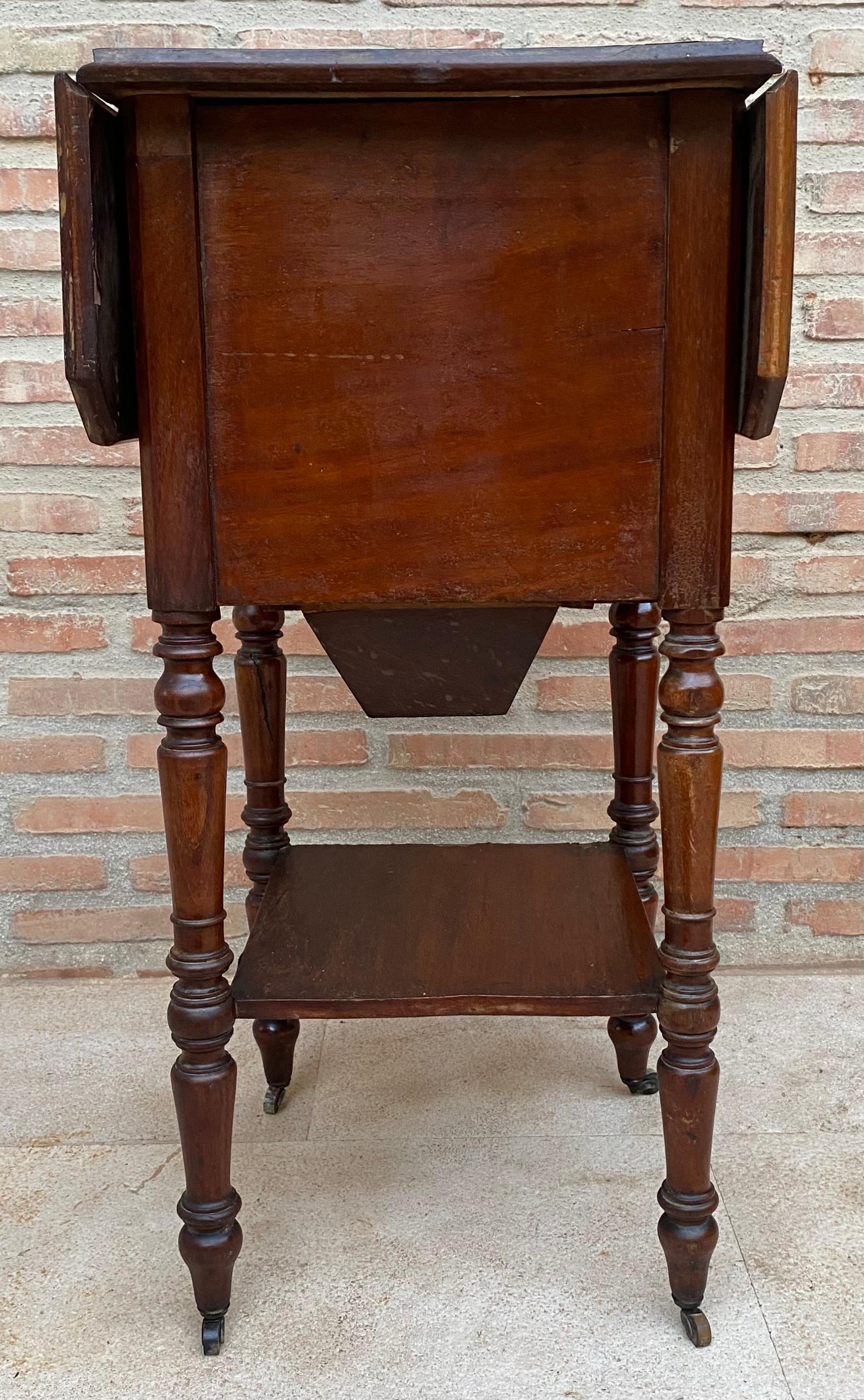 English Regency Walnut Table with Wings and Wheels, 1920s In Good Condition For Sale In Miami, FL