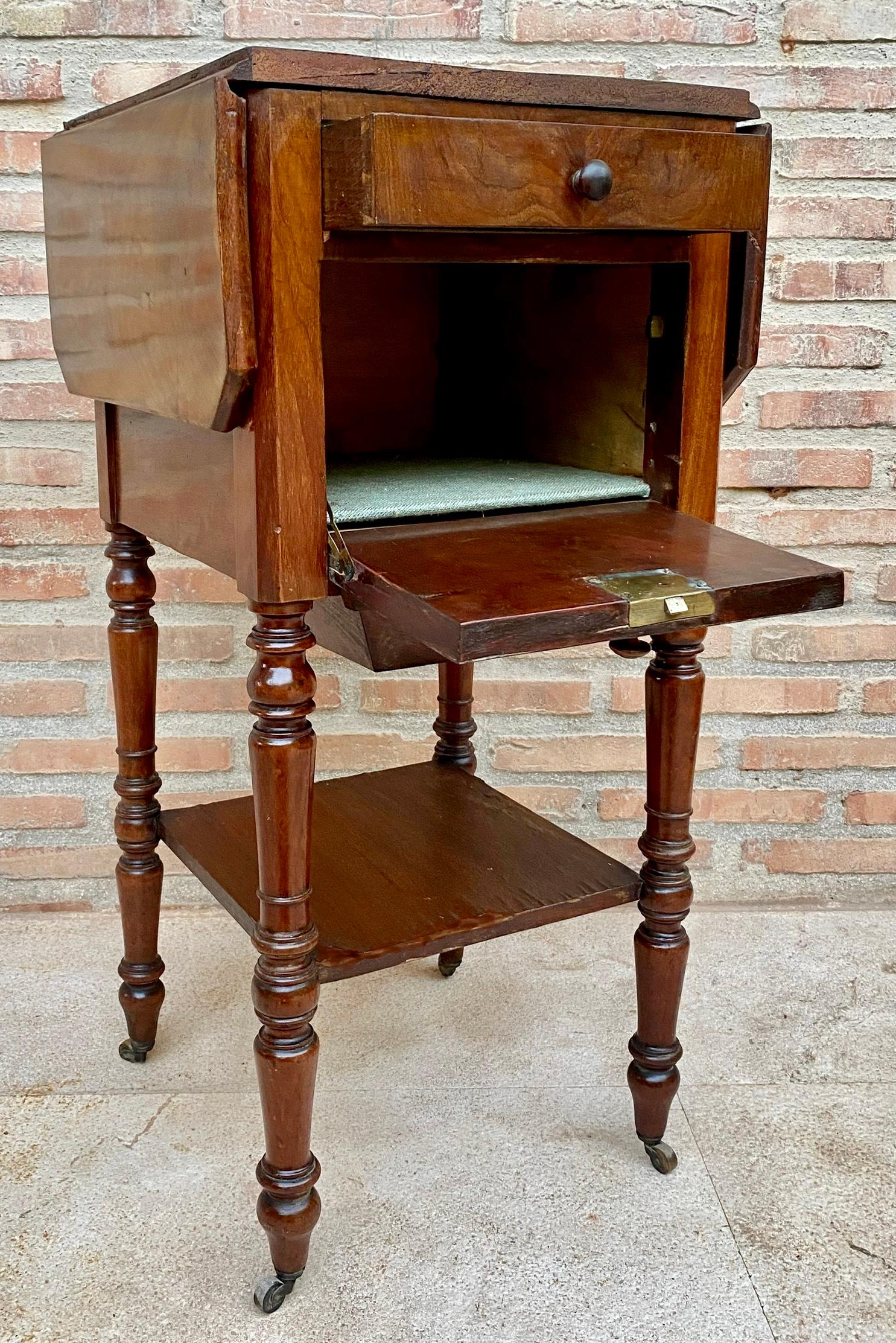 English Regency Walnut Table with Wings and Wheels, 1920s For Sale 1