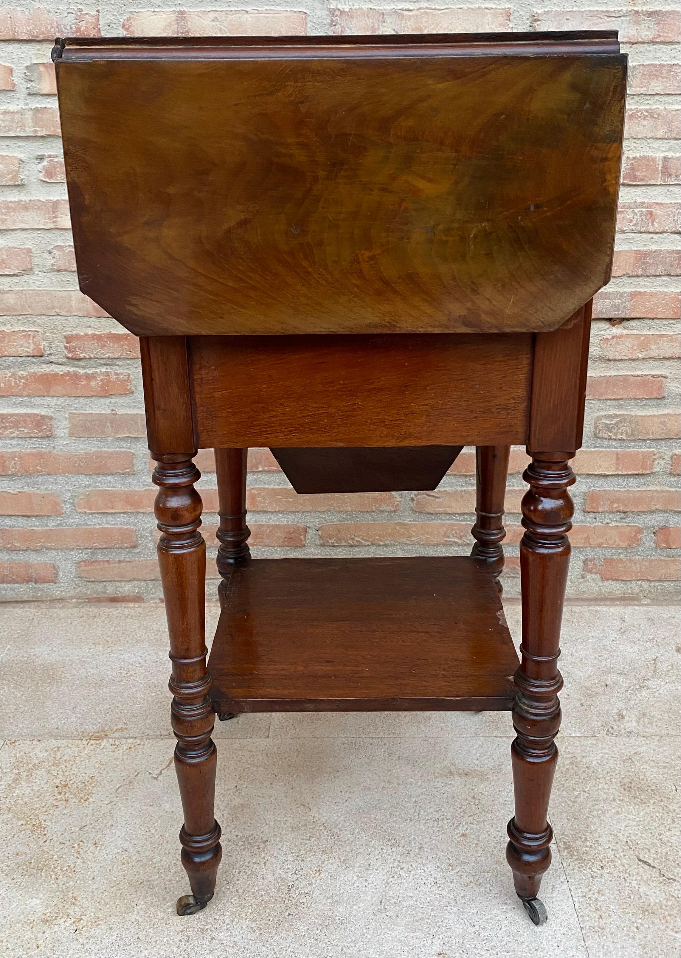 English Regency Walnut Table with Wings and Wheels, 1920s For Sale 2