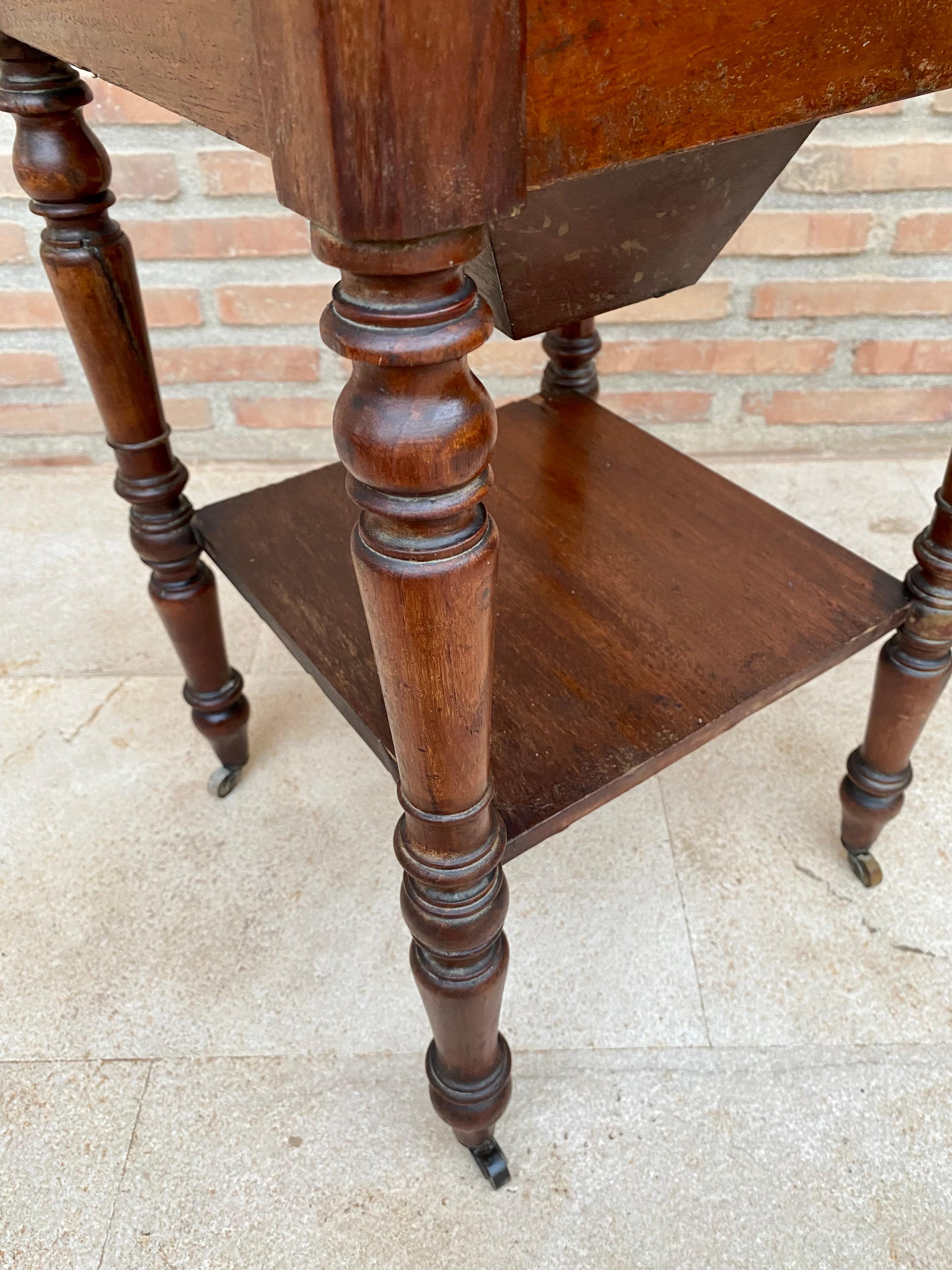 English Regency Walnut Table with Wings and Wheels, 1920s For Sale 3