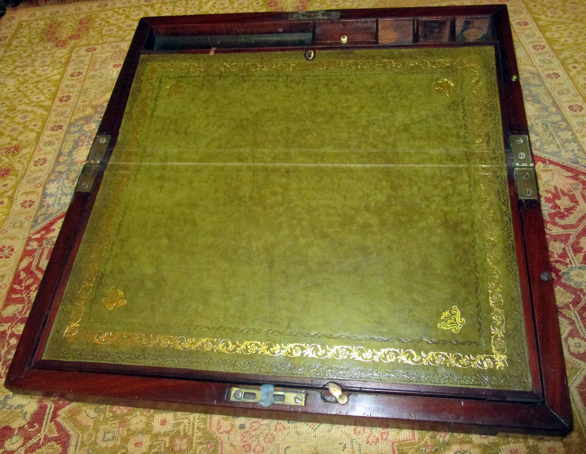 English Regency Walnut Travelling Lap Desk Box with Secret Compartment In Good Condition In Savannah, GA