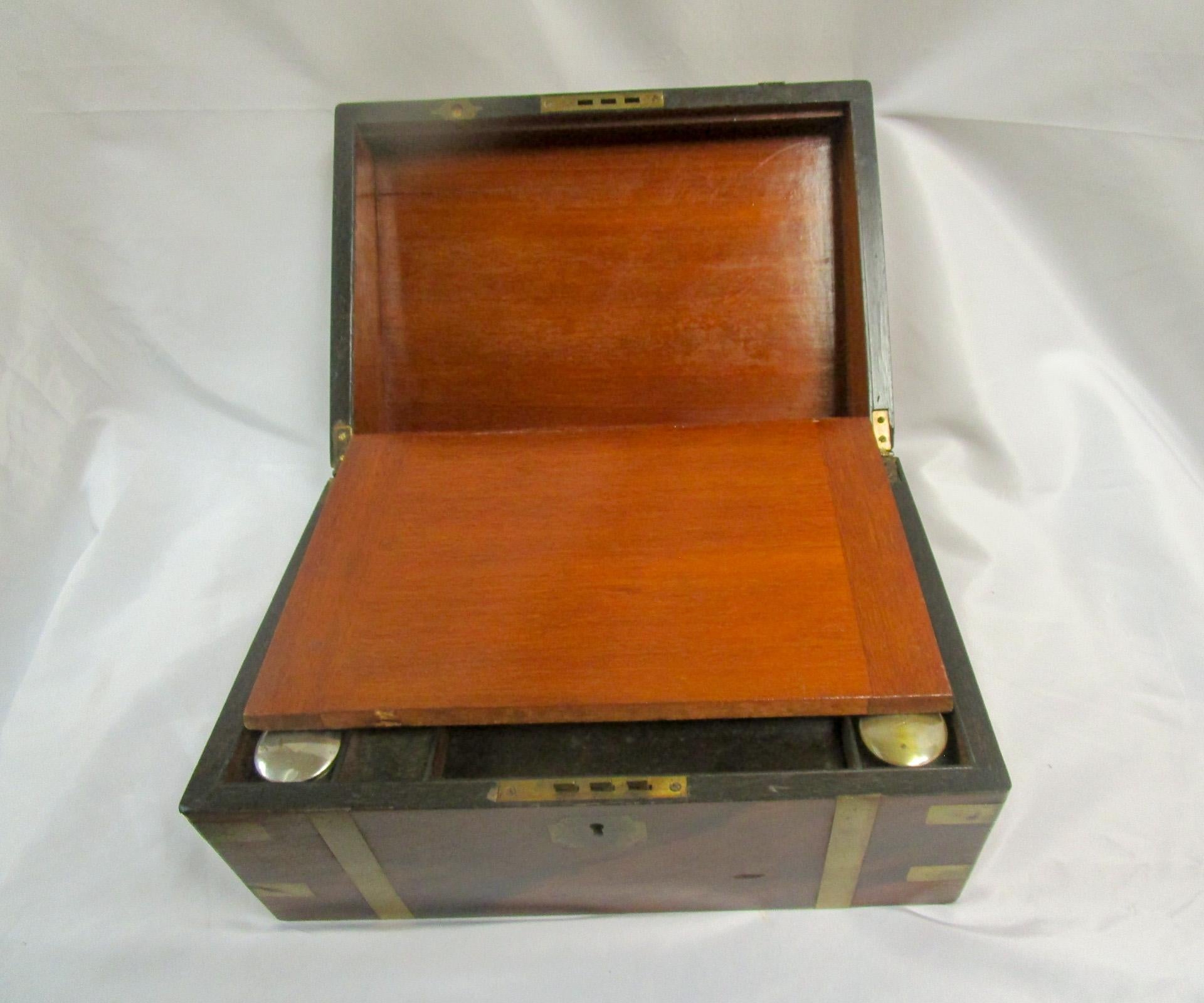 Englischer Regency-Schreibtischkasten aus Nussbaum mit Geheimfach im Zustand „Gut“ im Angebot in Savannah, GA